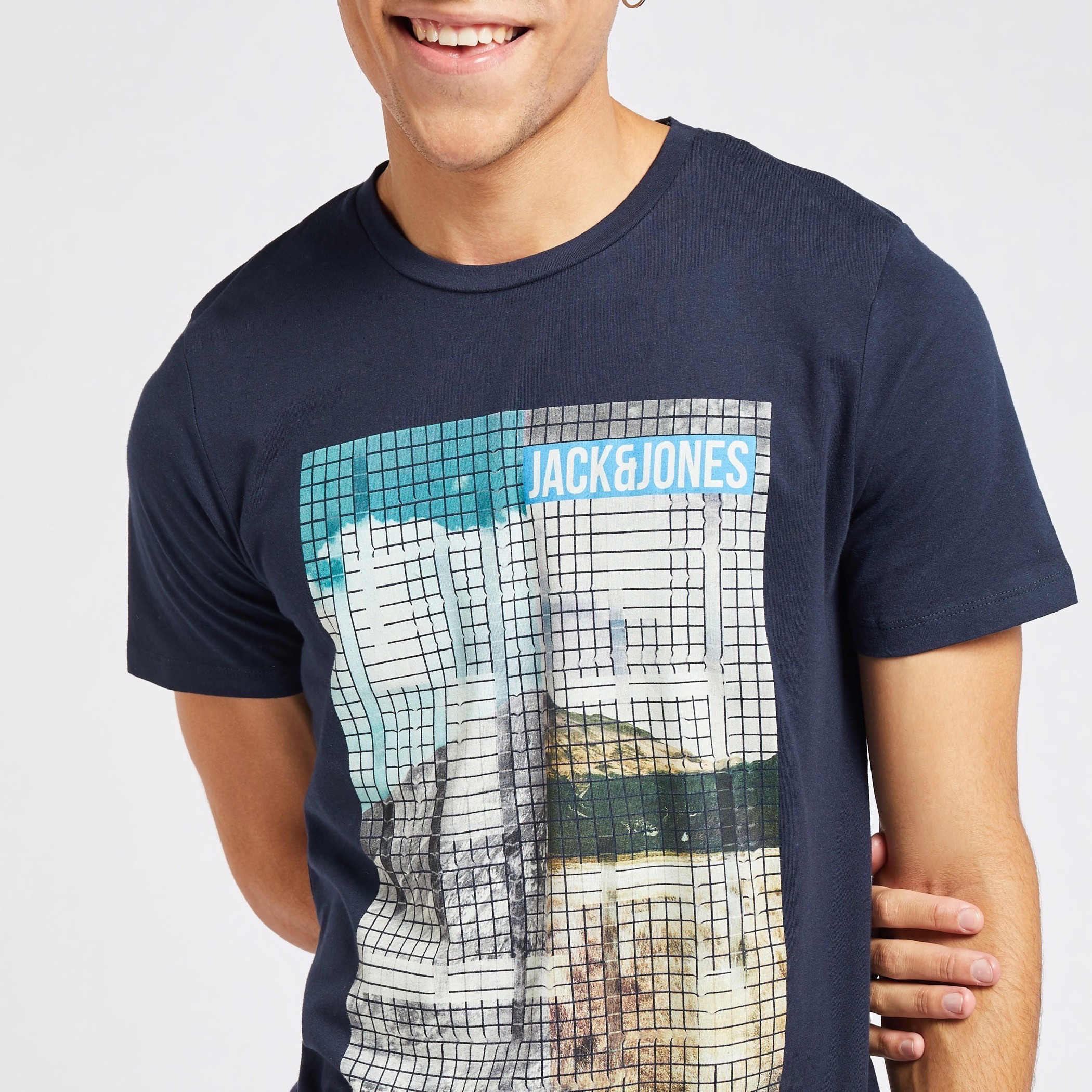 تيشيرت بأكمام قصيرة وياقة ضيقة وطبعات جرافيك من جاك آند جونز-men-clothing-tshirtsandpolos-tshirts-image-3