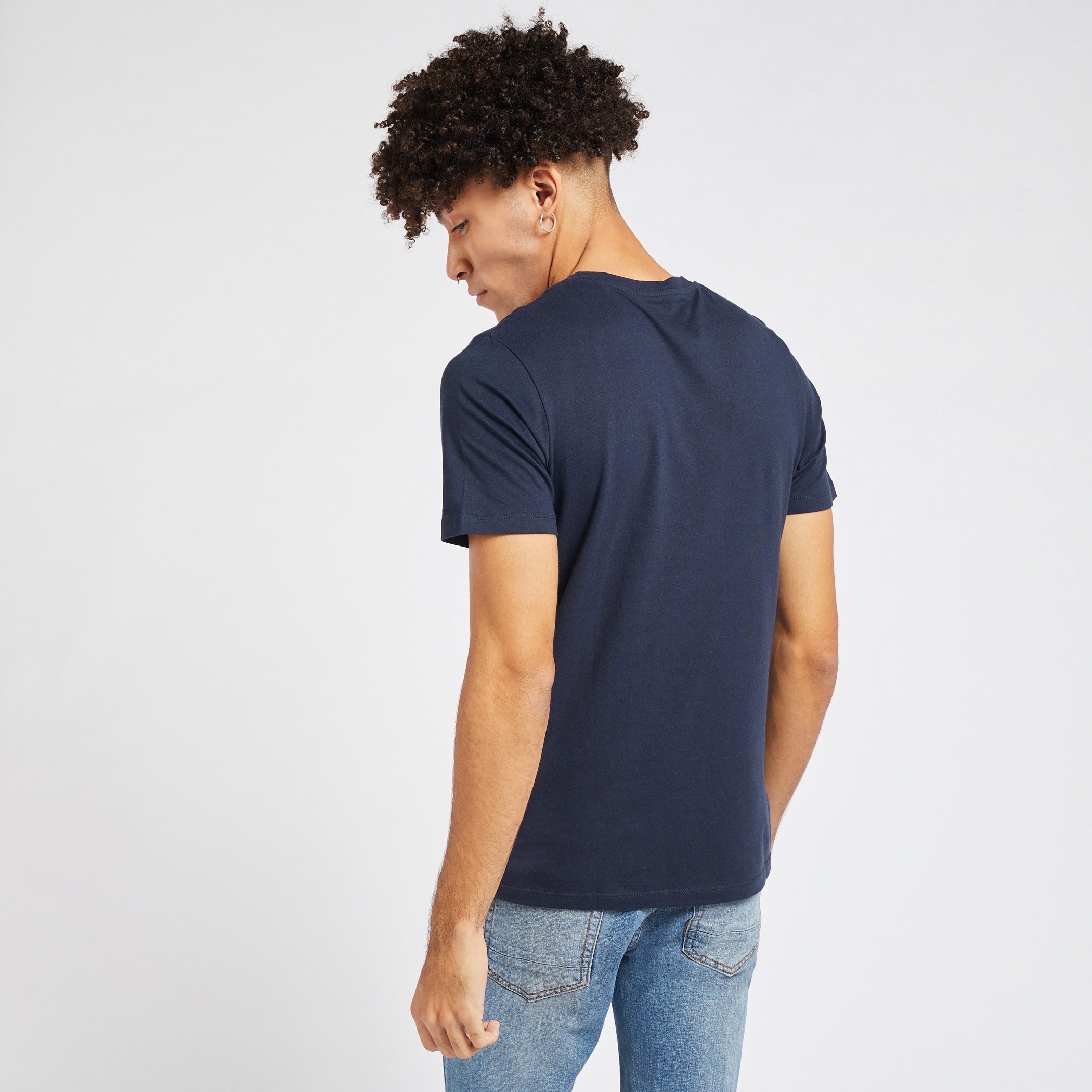 تيشيرت بأكمام قصيرة وياقة ضيقة وطبعات جرافيك من جاك آند جونز-men-clothing-tshirtsandpolos-tshirts-image-4