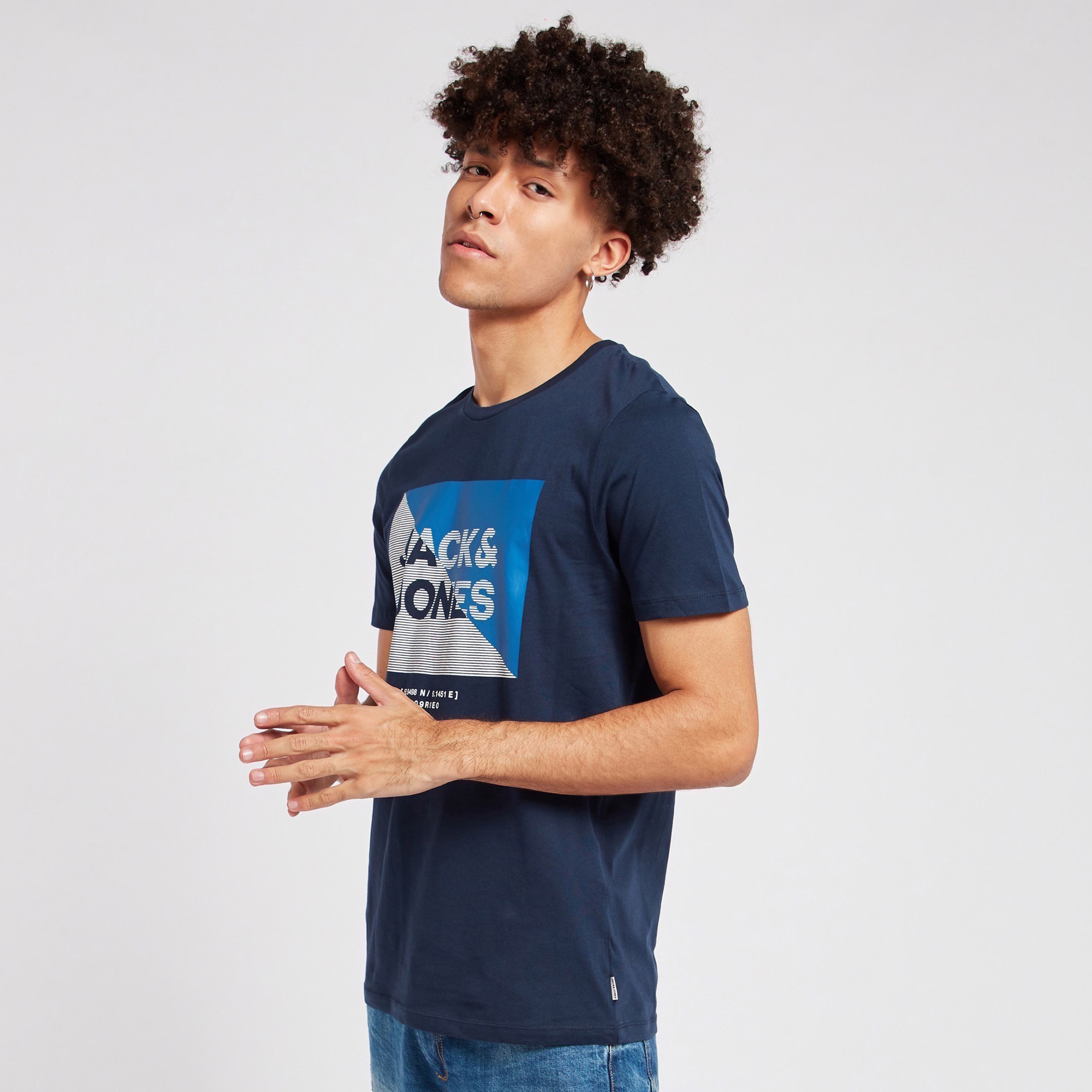 تيشيرت بياقة ضيّقة وأكمام قصيرة وطبعات من جاك آند جونز-men-clothing-tshirtsandpolos-tshirts-image-1