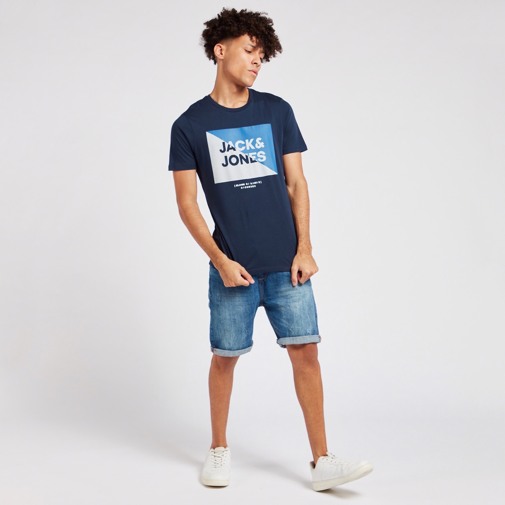 تيشيرت بياقة ضيّقة وأكمام قصيرة وطبعات من جاك آند جونز-men-clothing-tshirtsandpolos-tshirts-image-2