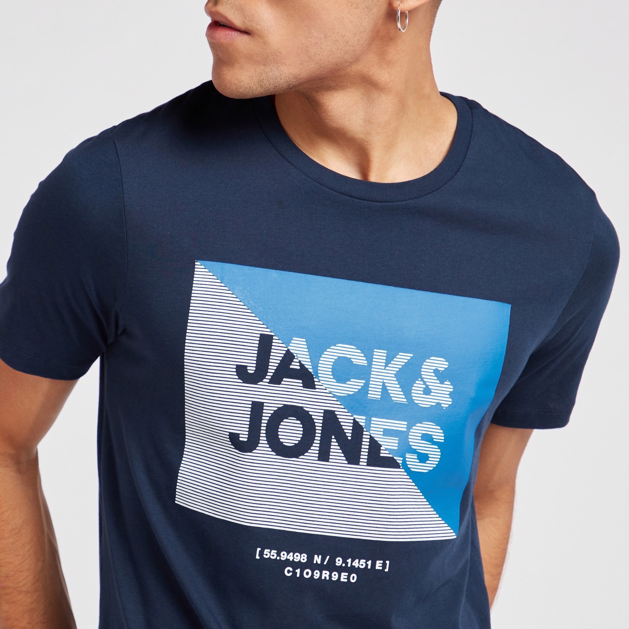 تيشيرت بياقة ضيّقة وأكمام قصيرة وطبعات من جاك آند جونز-men-clothing-tshirtsandpolos-tshirts-image-3