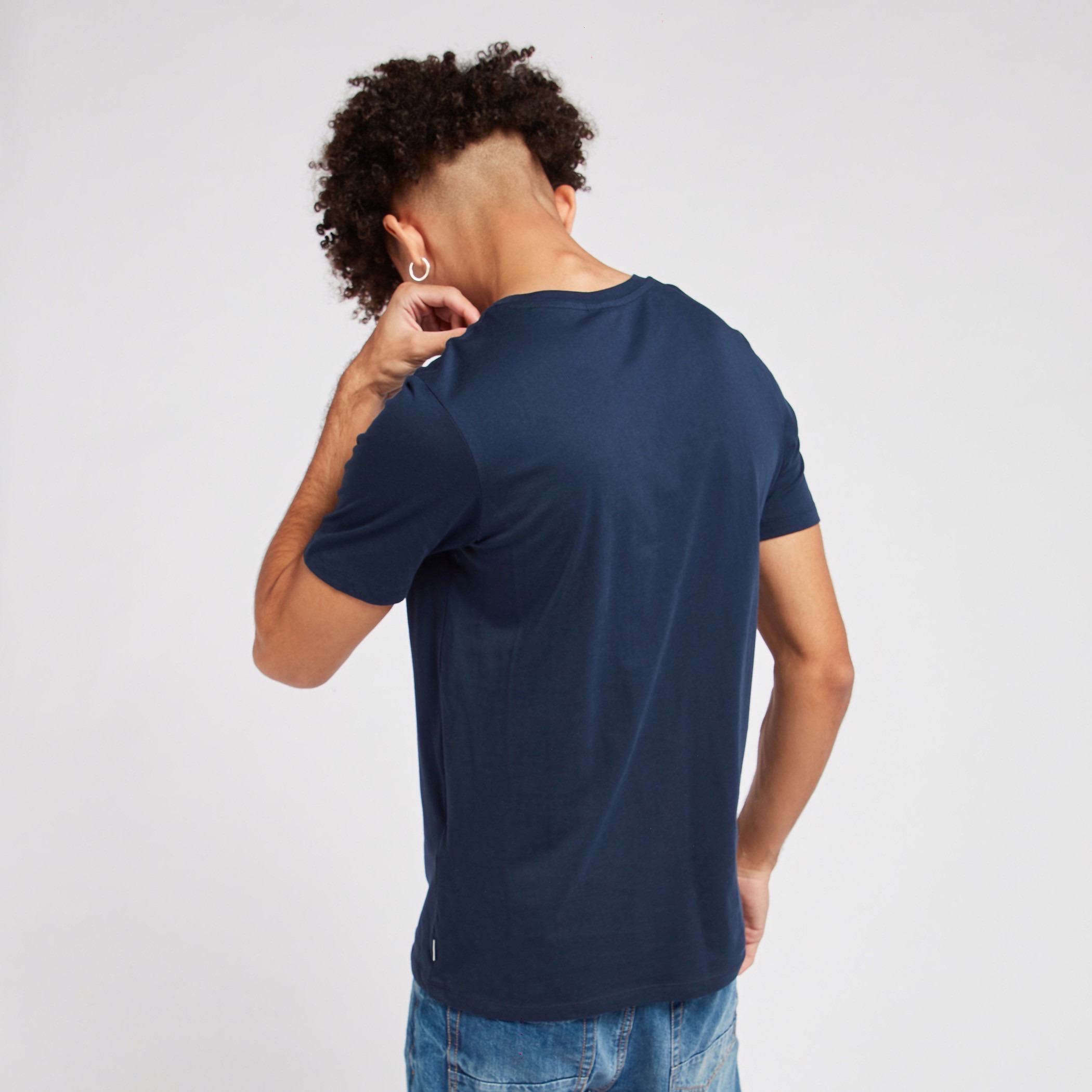 تيشيرت بياقة ضيّقة وأكمام قصيرة وطبعات من جاك آند جونز-men-clothing-tshirtsandpolos-tshirts-image-4
