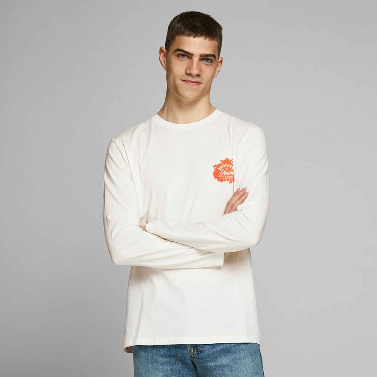 تيشيرت بطبعات وياقة ضيّقة وأكمام طويلة من جاك أند جونز-men-clothing-tshirtsandpolos-tshirts-image-1
