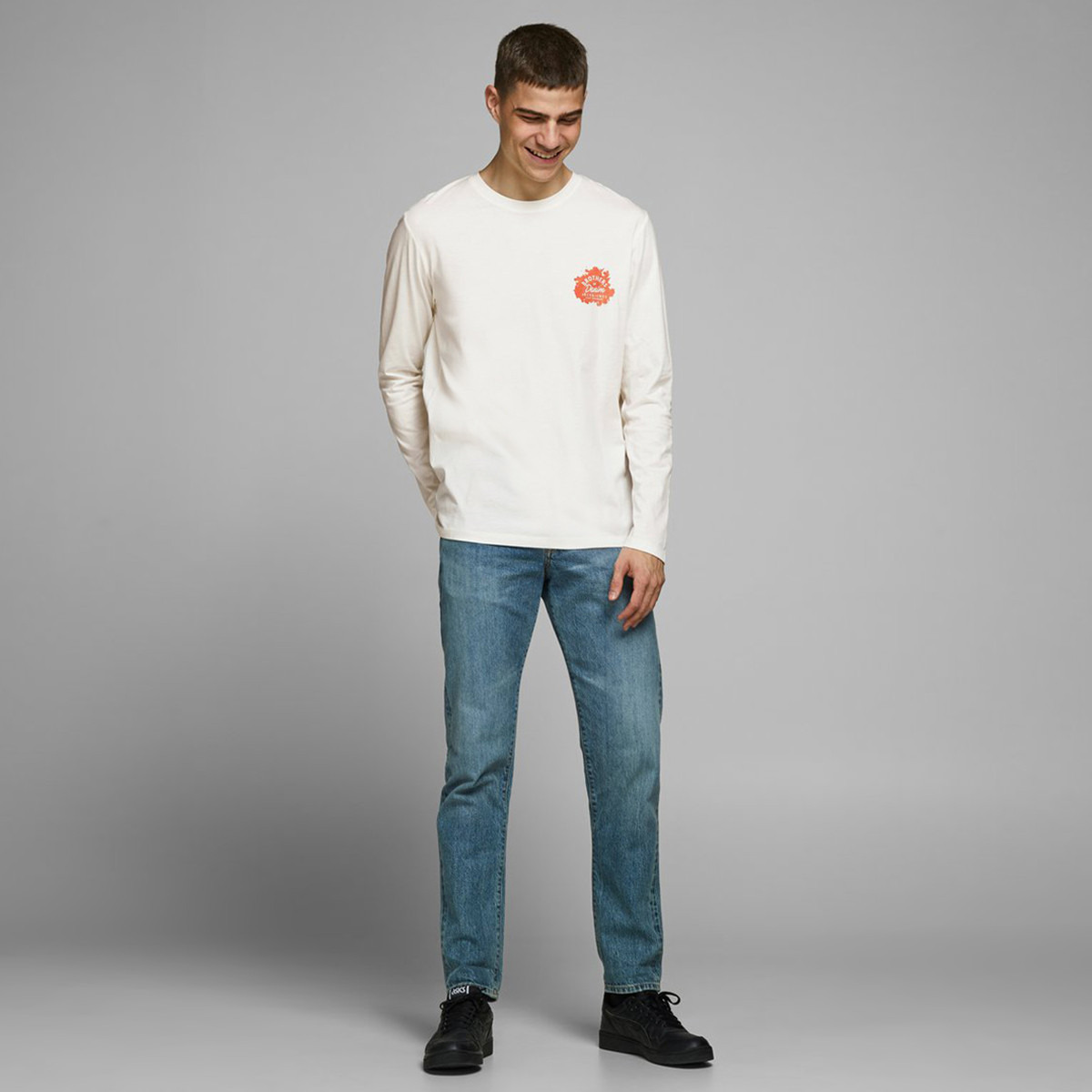 تيشيرت بطبعات وياقة ضيّقة وأكمام طويلة من جاك أند جونز-men-clothing-tshirtsandpolos-tshirts-image-3