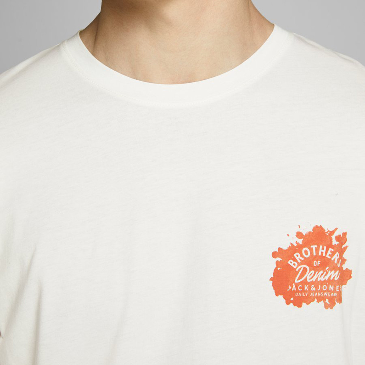 تيشيرت بطبعات وياقة ضيّقة وأكمام طويلة من جاك أند جونز-men-clothing-tshirtsandpolos-tshirts-image-5