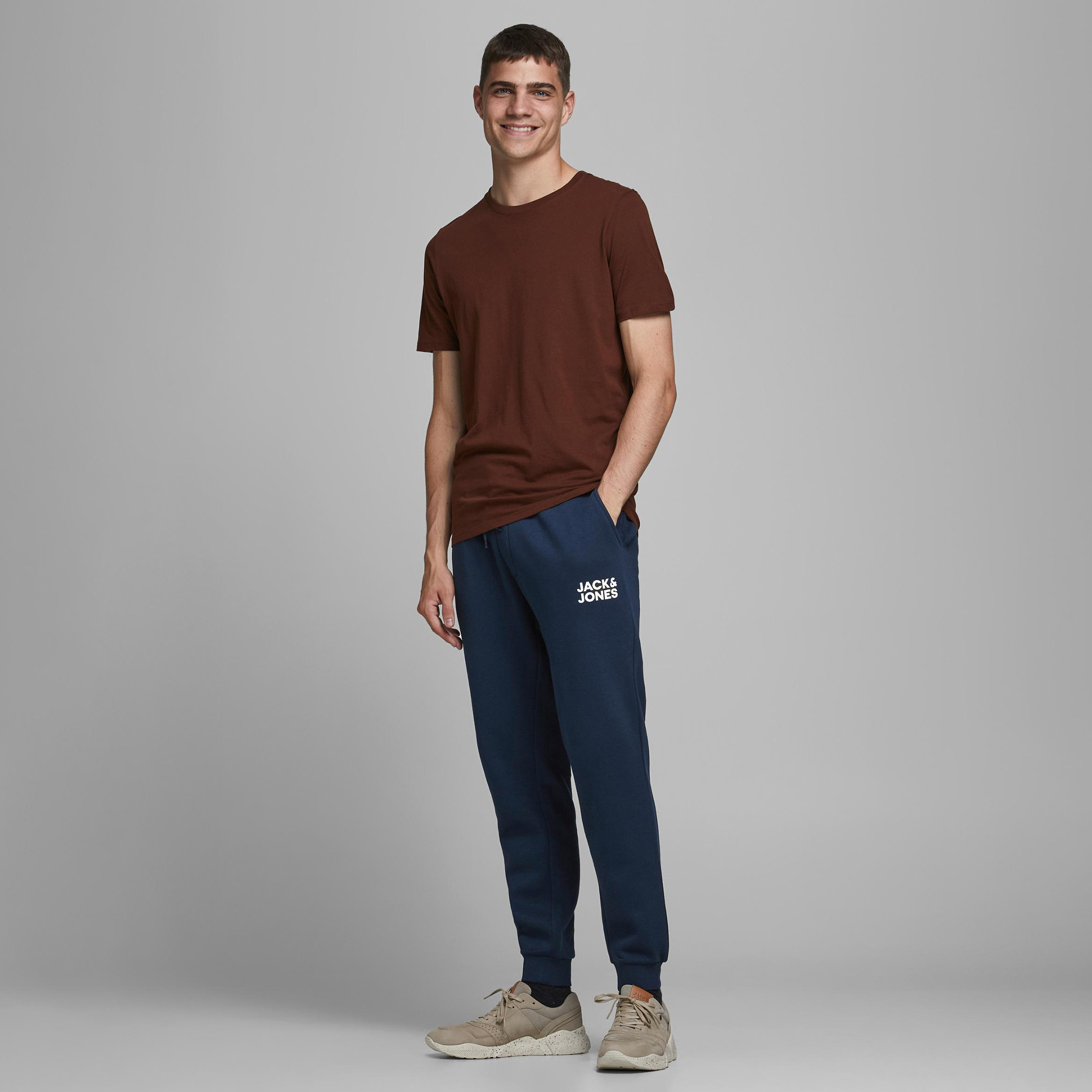 بنطلون جاك آند جونز برباط متوسط الخصر بطبعات-men-clothing-bottoms-joggers-image-2