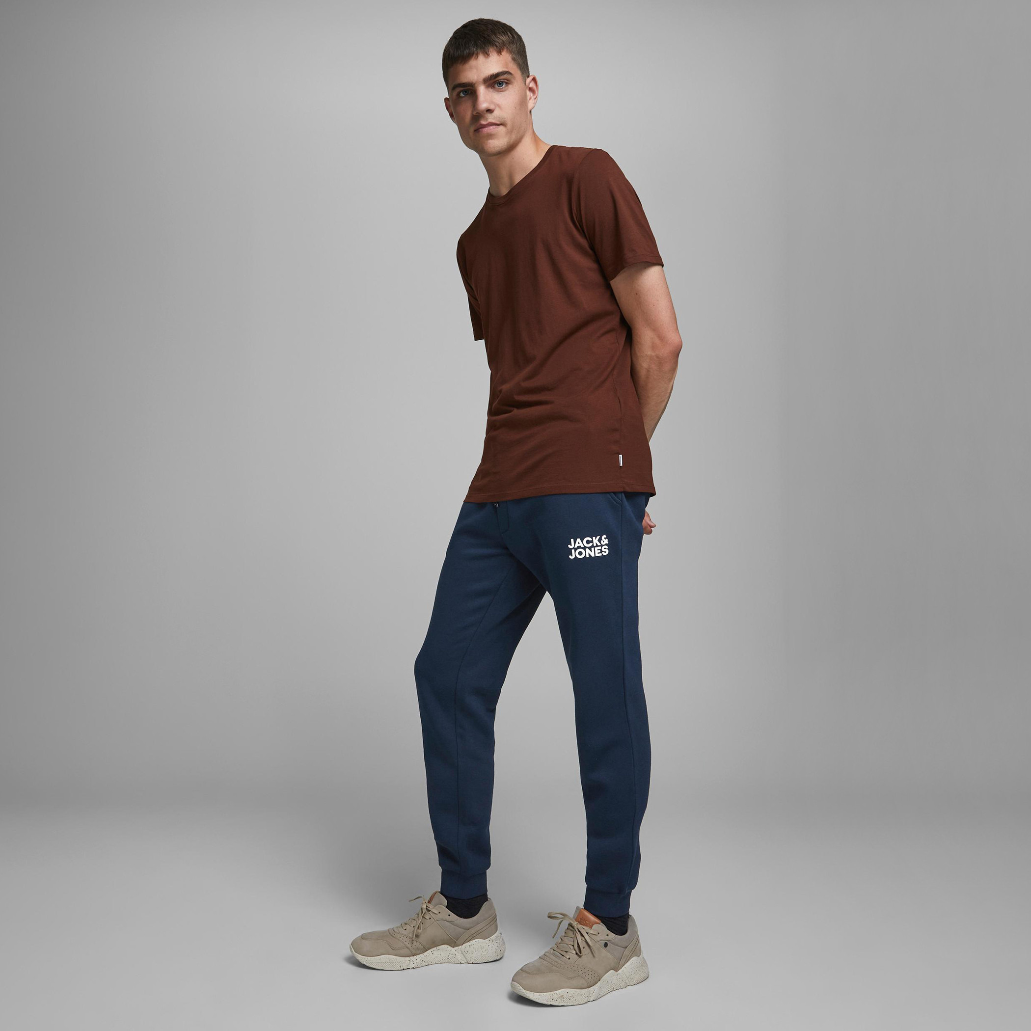 بنطلون جاك آند جونز برباط متوسط الخصر بطبعات-men-clothing-bottoms-joggers-image-3