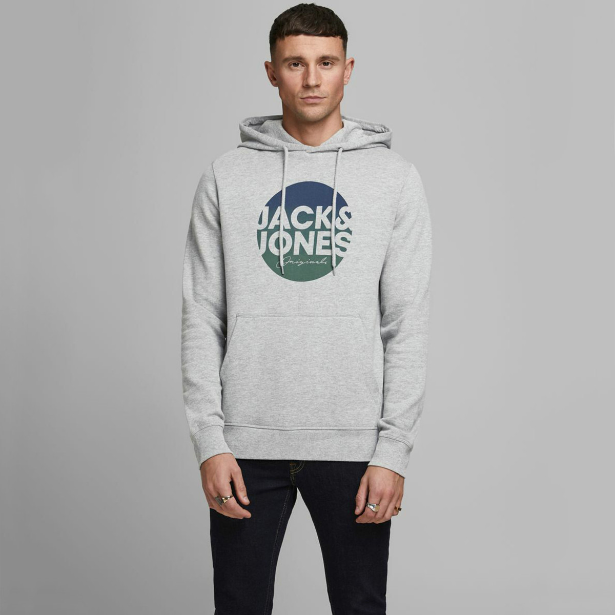 هودي خفيف بطبعات وأكمام طويلة وجيوب من جاك أند جونز-men-winterwear-hoodiesandsweatshirts-image-1