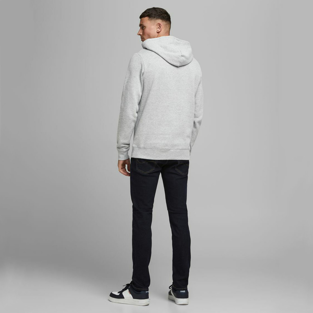 هودي خفيف بطبعات وأكمام طويلة وجيوب من جاك أند جونز-men-winterwear-hoodiesandsweatshirts-image-2