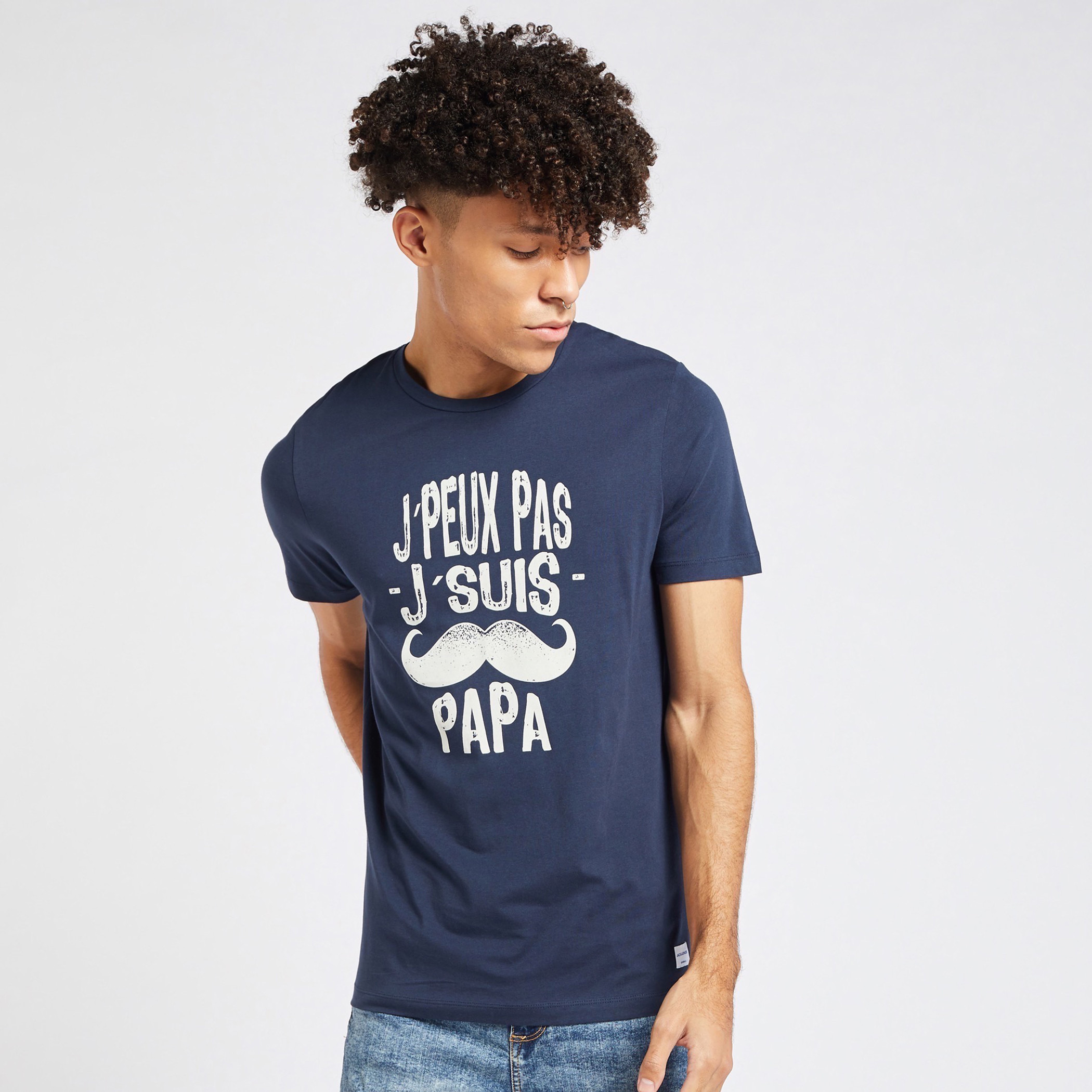 تيشيرت بياقة ضيّقة وأكمام قصيرة وطبعات من جاك أند جونس-men-clothing-tshirtsandpolos-tshirts-image-1