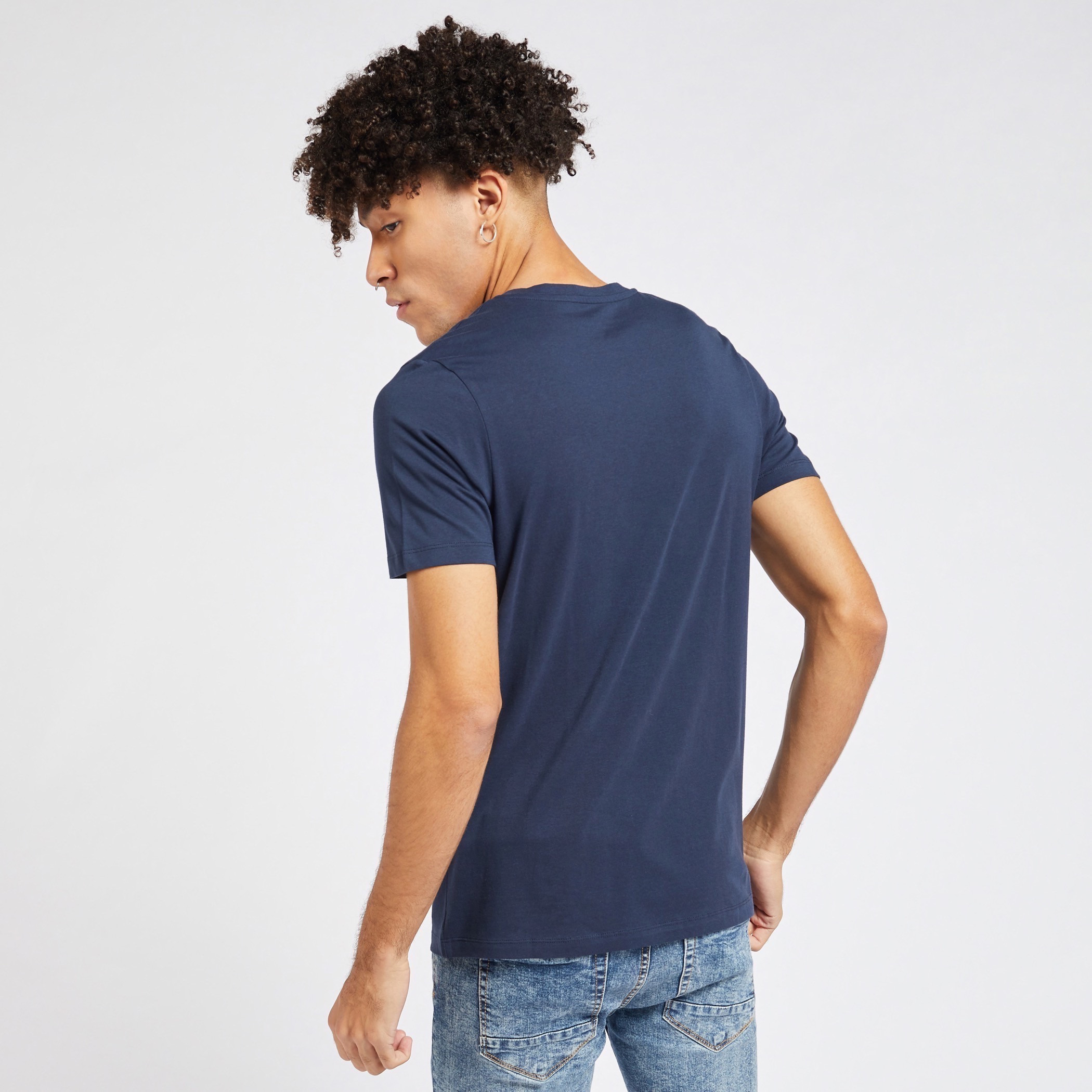 تيشيرت بياقة ضيّقة وأكمام قصيرة وطبعات من جاك أند جونس-men-clothing-tshirtsandpolos-tshirts-image-4