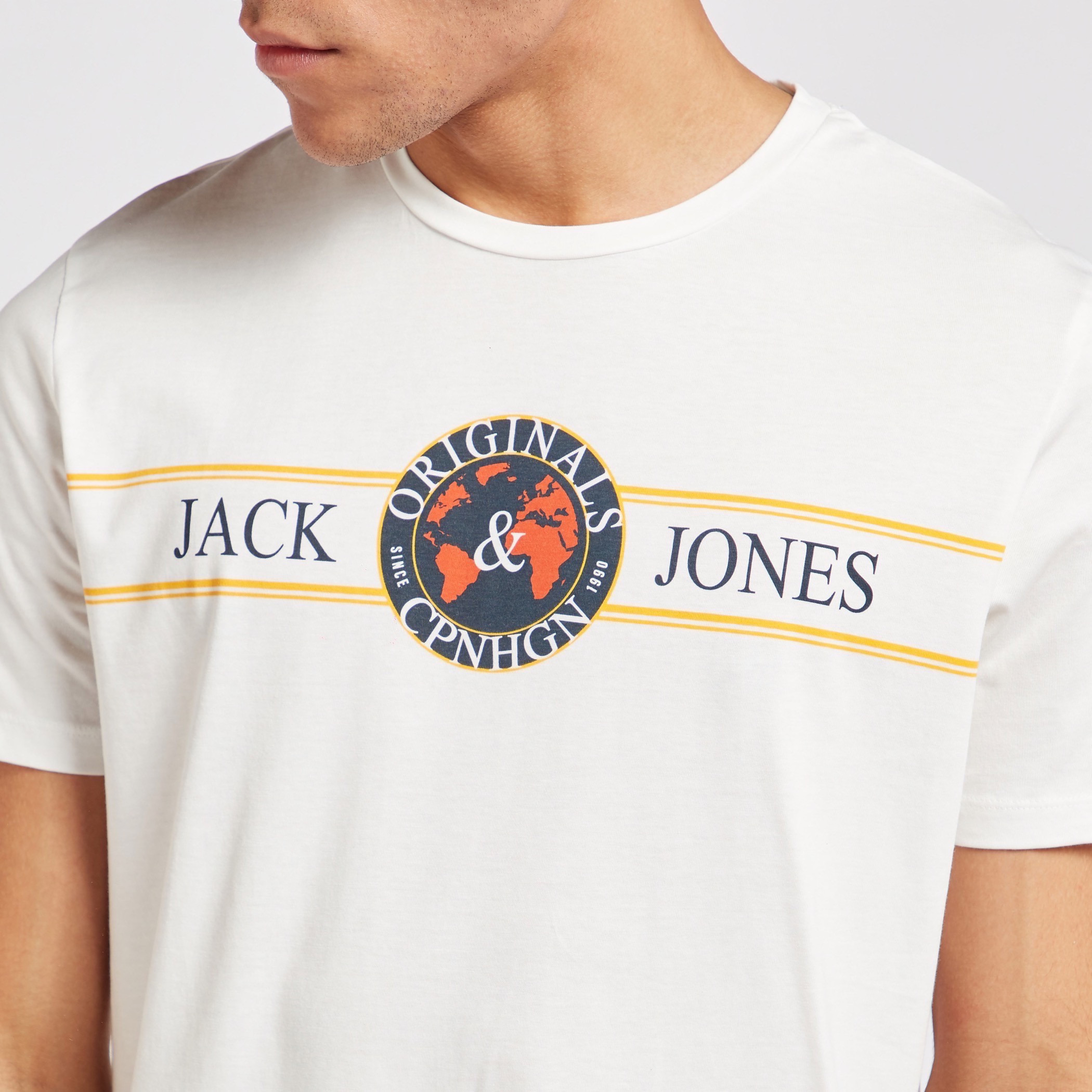 تيشيرت بأكمام قصيرة وياقة ضيّقة وطبعات من جاك & جونز-men-clothing-tshirtsandpolos-tshirts-image-3