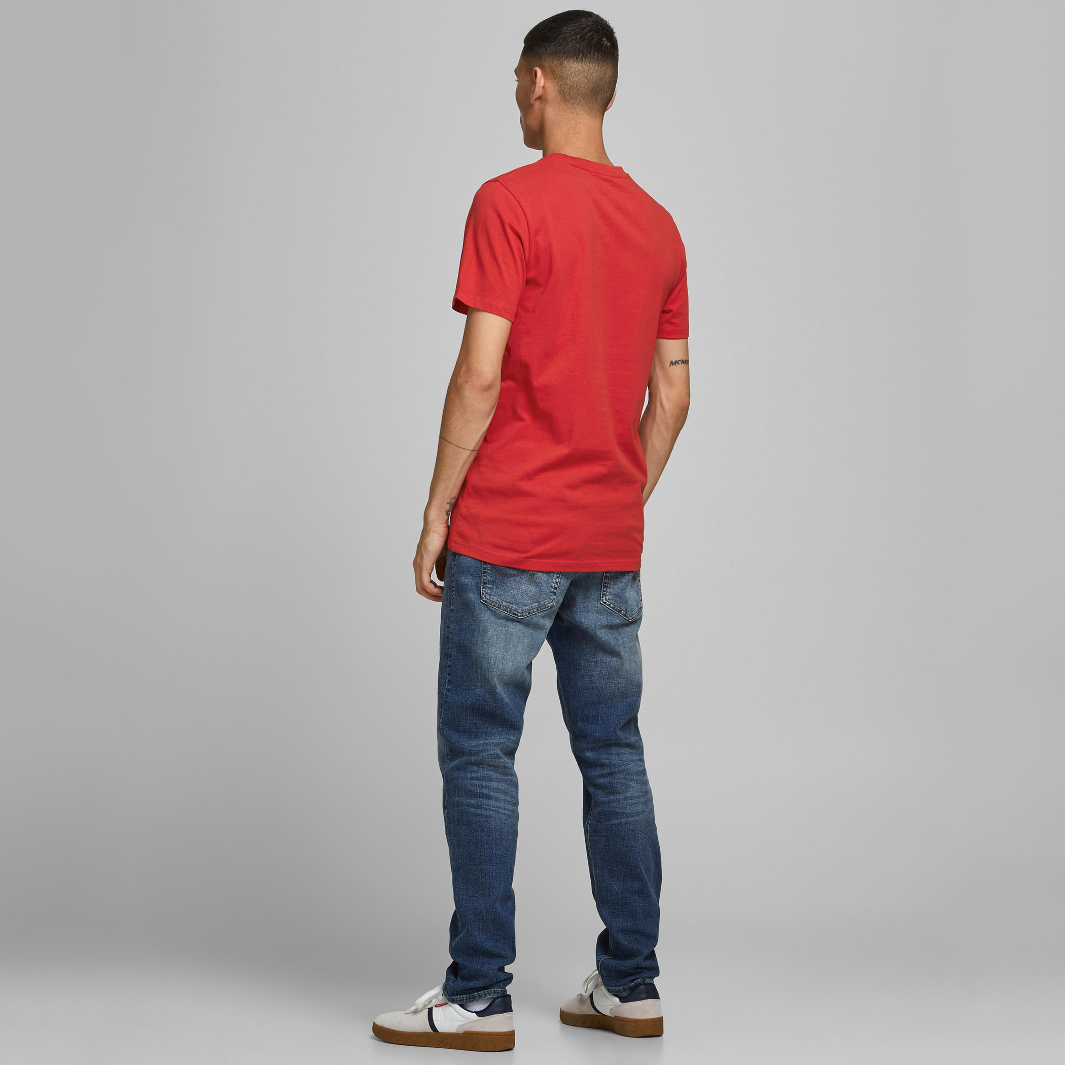 تيشيرت بأكمام قصيرة وياقة ضيّقة وطبعات من جاك & جونز-men-clothing-tshirtsandpolos-tshirts-image-8