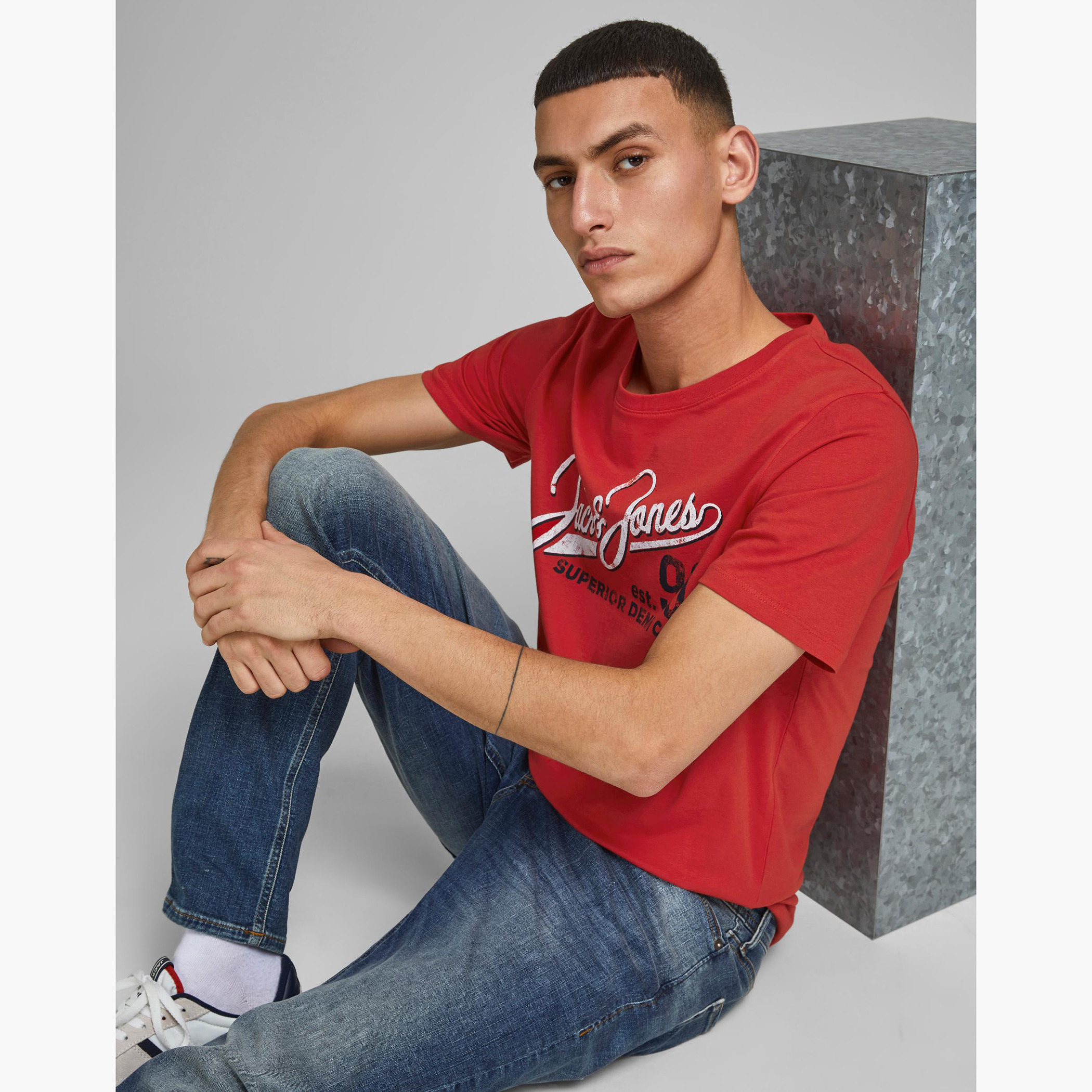 تيشيرت بأكمام قصيرة وياقة ضيّقة وطبعات من جاك & جونز-men-clothing-tshirtsandpolos-tshirts-image-9
