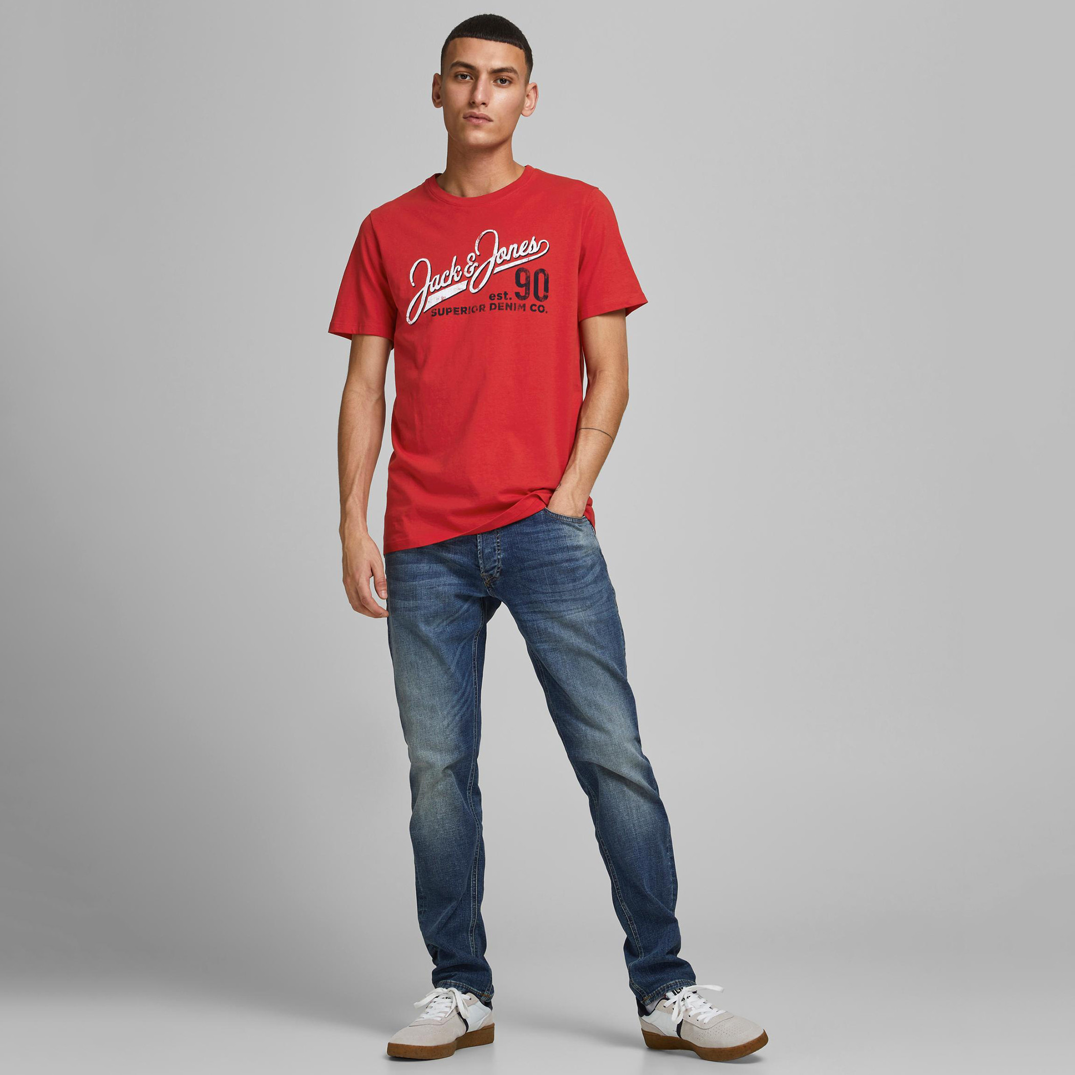 تيشيرت بأكمام قصيرة وياقة ضيّقة وطبعات من جاك & جونز-men-clothing-tshirtsandpolos-tshirts-image-12