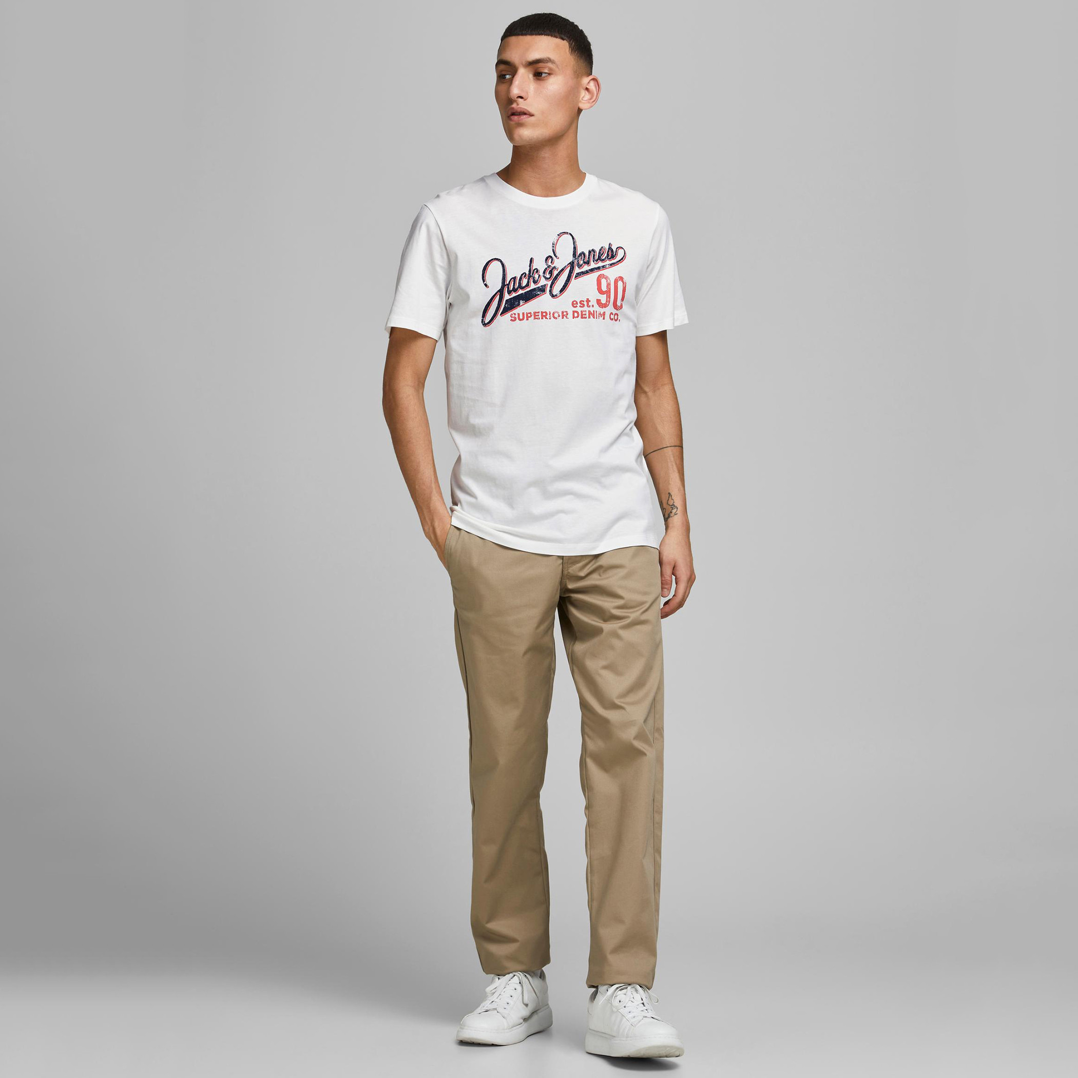 تيشيرت بأكمام قصيرة وياقة ضيّقة وطبعات من جاك & جونز-men-clothing-tshirtsandpolos-tshirts-image-3