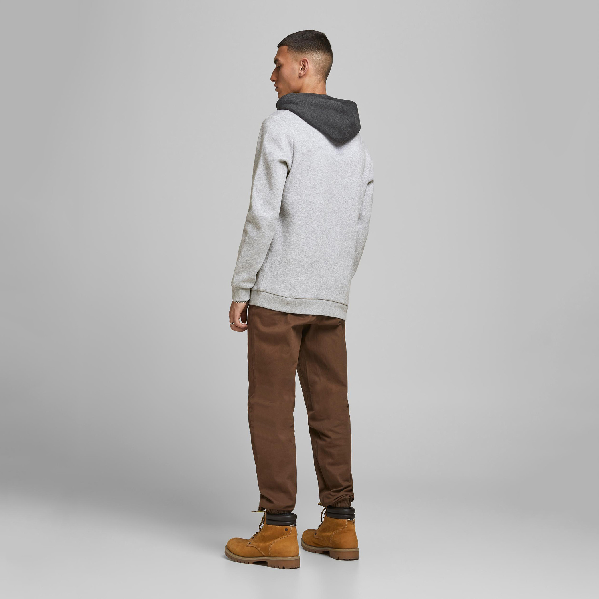 هودي خفيف بطبعات وأكمام طويلة من جاك & جونز-men-winterwear-hoodiesandsweatshirts-image-2