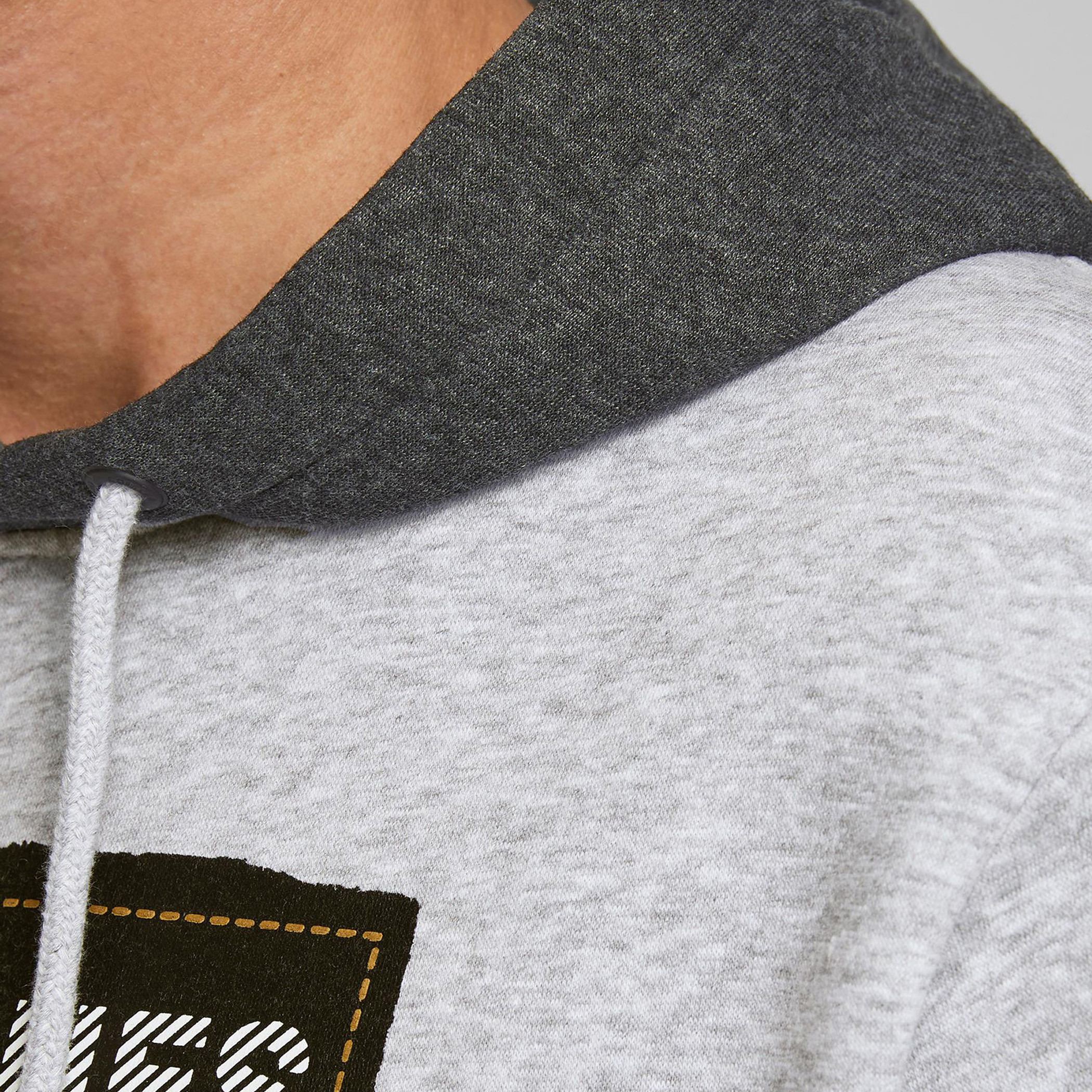 هودي خفيف بطبعات وأكمام طويلة من جاك & جونز-men-winterwear-hoodiesandsweatshirts-image-3