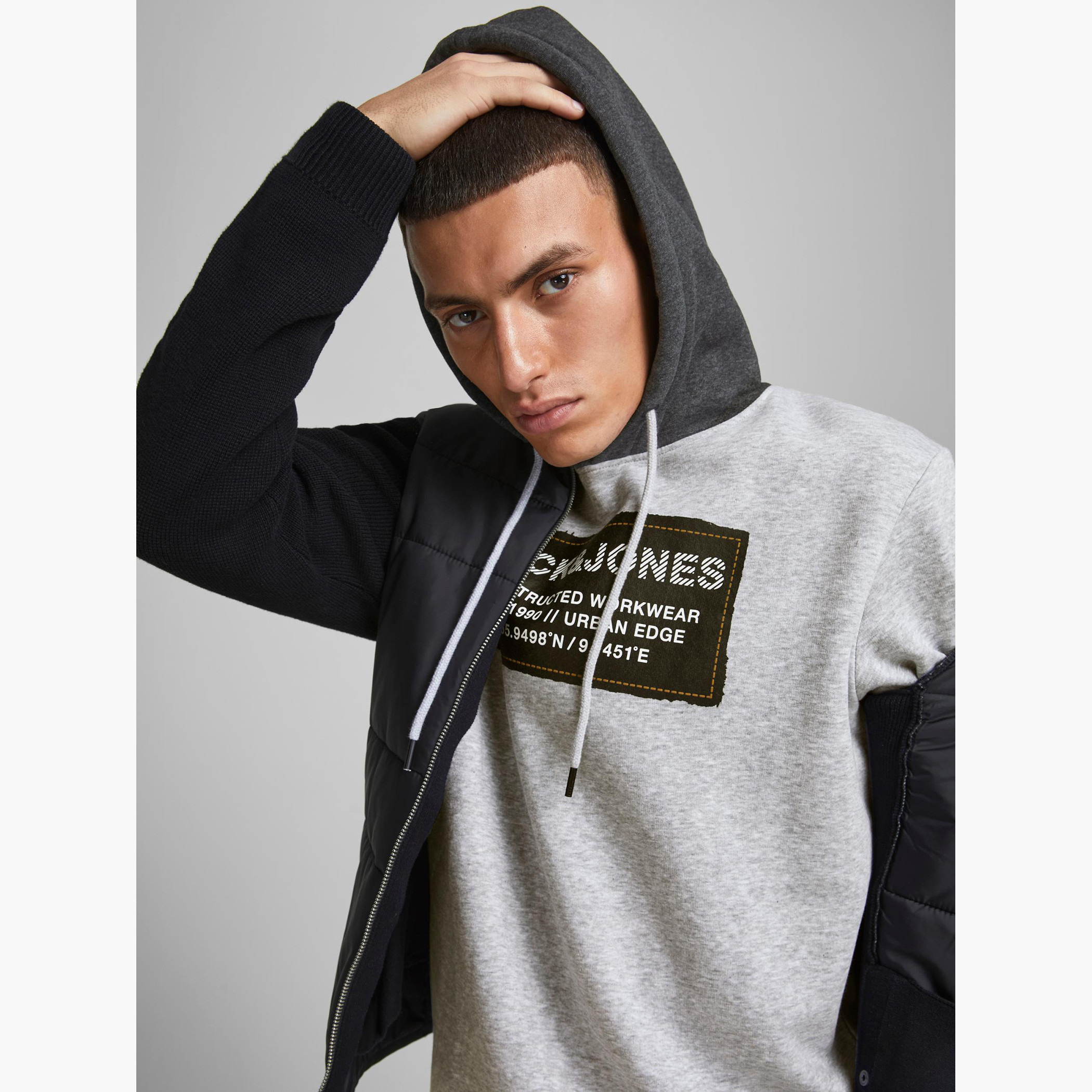 هودي خفيف بطبعات وأكمام طويلة من جاك & جونز-men-winterwear-hoodiesandsweatshirts-image-6