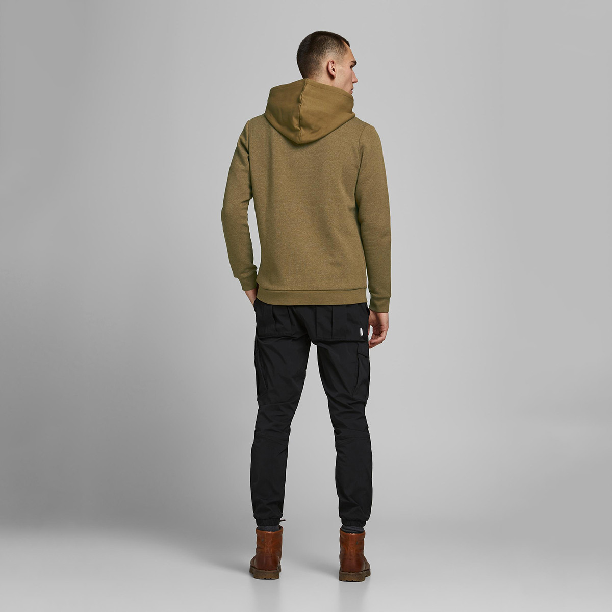 هودي خفيف بطبعات وأكمام طويلة من جاك & جونز-men-winterwear-hoodiesandsweatshirts-image-9