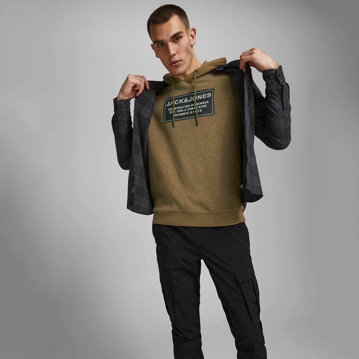 هودي خفيف بطبعات وأكمام طويلة من جاك & جونز-men-winterwear-hoodiesandsweatshirts-image-11