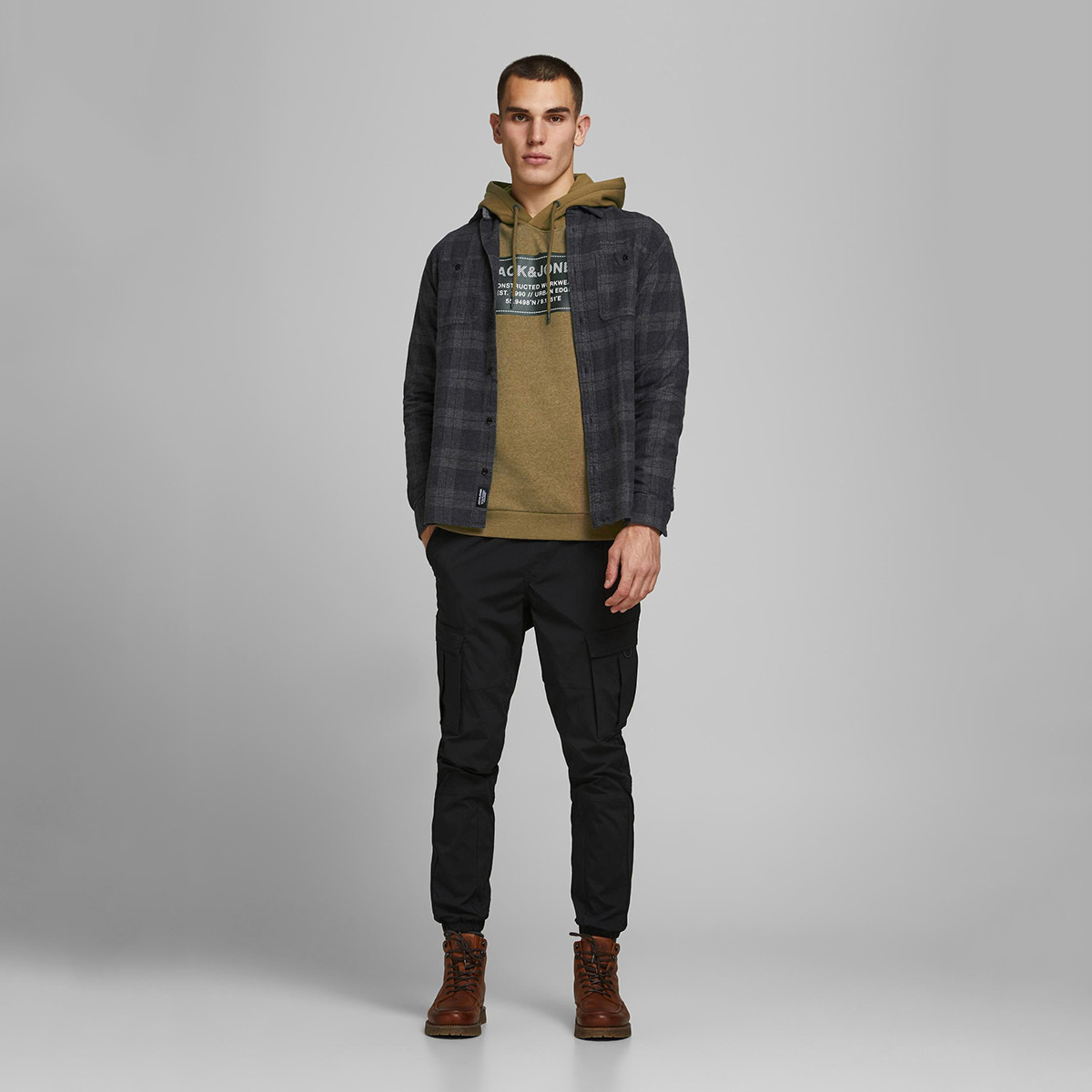هودي خفيف بطبعات وأكمام طويلة من جاك & جونز-men-winterwear-hoodiesandsweatshirts-image-13