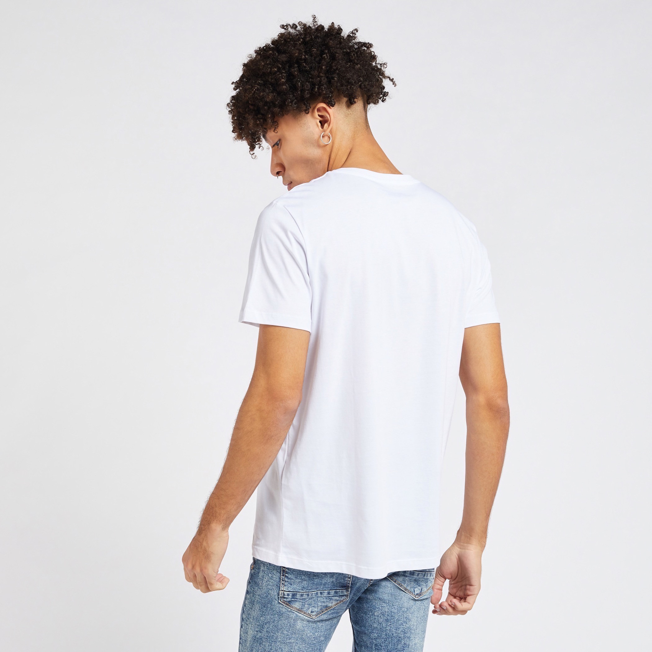 تيشيرت بياقة ضيّقة وأكمام قصيرة وطبعات من جاك آند جونز-men-clothing-tshirtsandpolos-tshirts-image-4