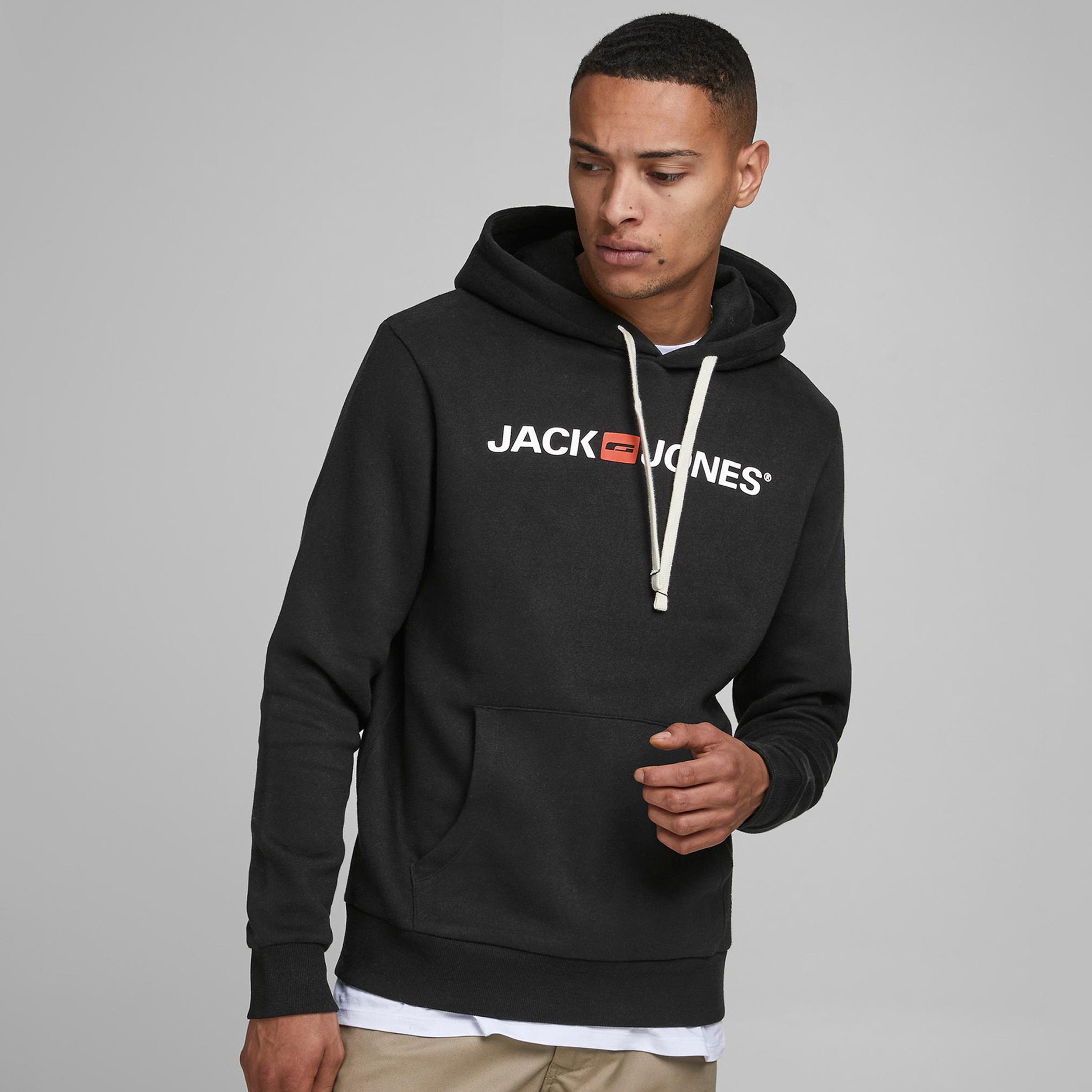 هودي بأكمام طويلة وجيب كنغر وطبعات من جاك & جونز-men-winterwear-hoodiesandsweatshirts-image-1