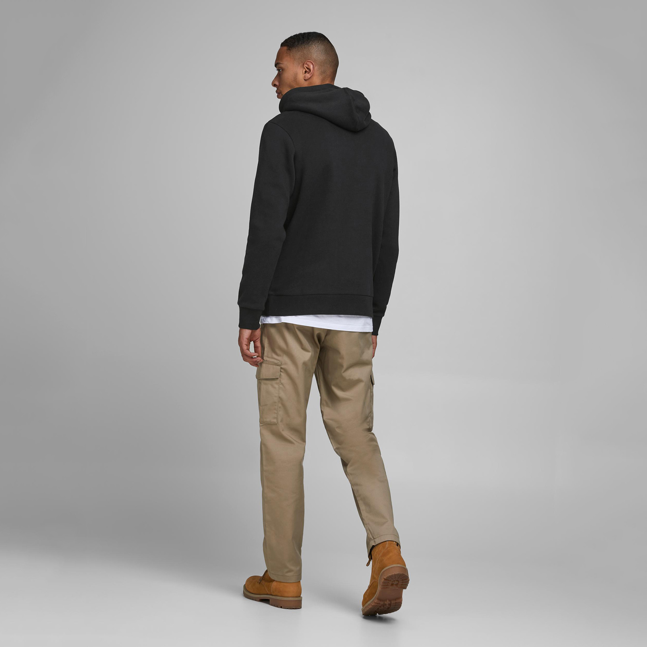 هودي بأكمام طويلة وجيب كنغر وطبعات من جاك & جونز-men-winterwear-hoodiesandsweatshirts-image-2