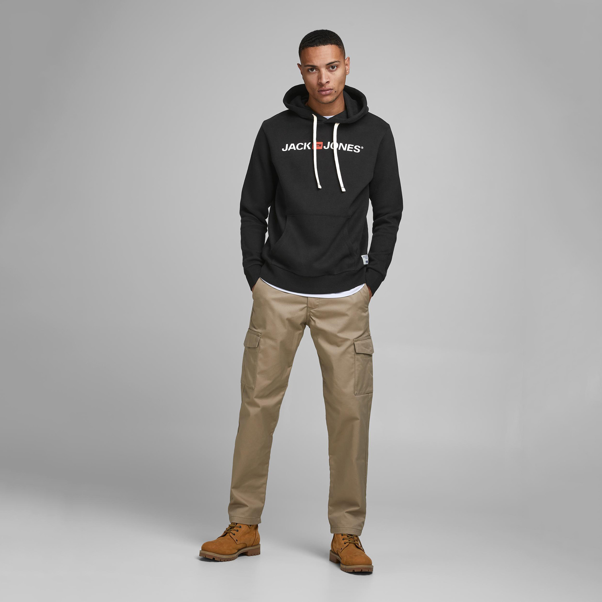 هودي بأكمام طويلة وجيب كنغر وطبعات من جاك & جونز-men-winterwear-hoodiesandsweatshirts-image-4