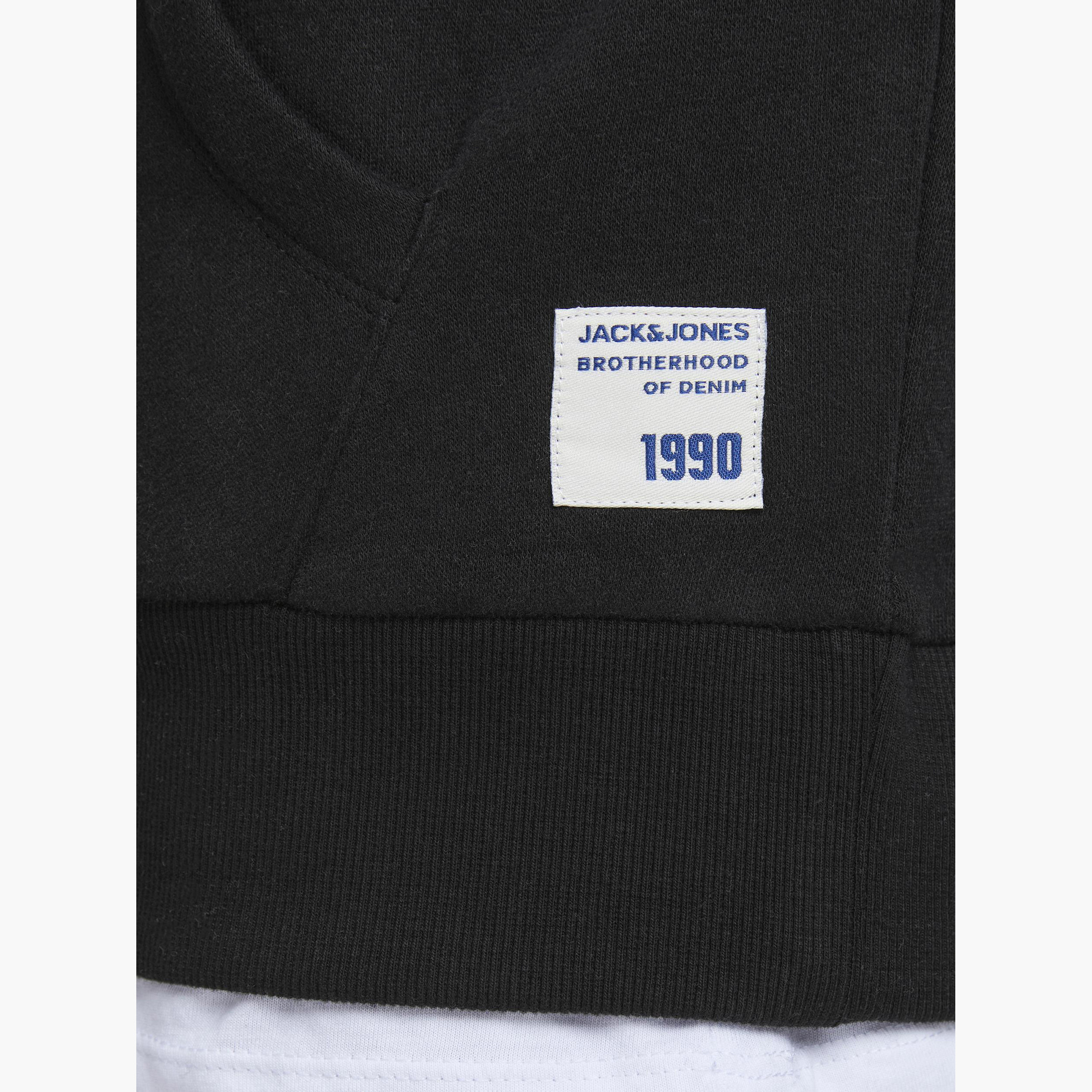 هودي بأكمام طويلة وجيب كنغر وطبعات من جاك & جونز-men-winterwear-hoodiesandsweatshirts-image-5