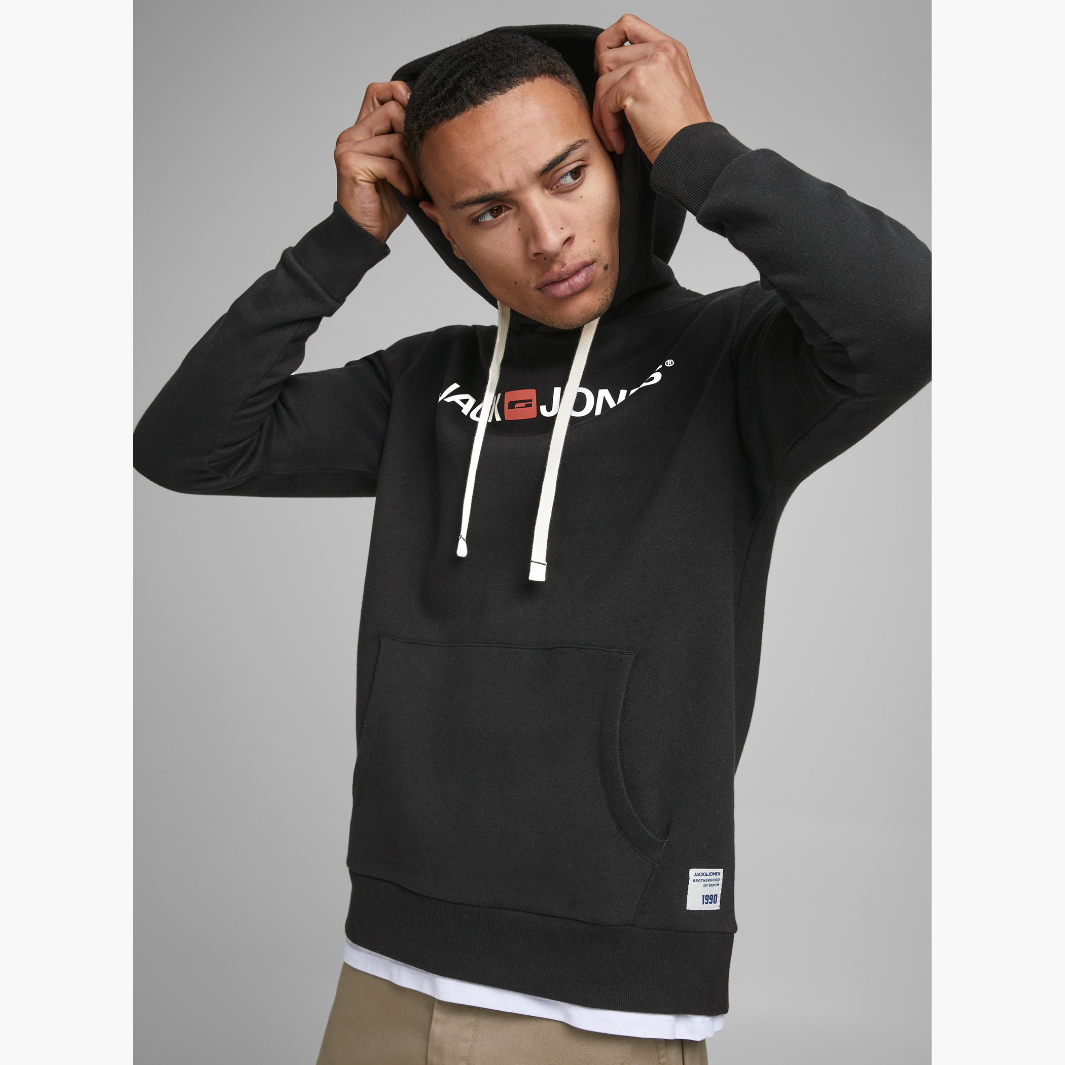 هودي بأكمام طويلة وجيب كنغر وطبعات من جاك & جونز-men-winterwear-hoodiesandsweatshirts-image-6