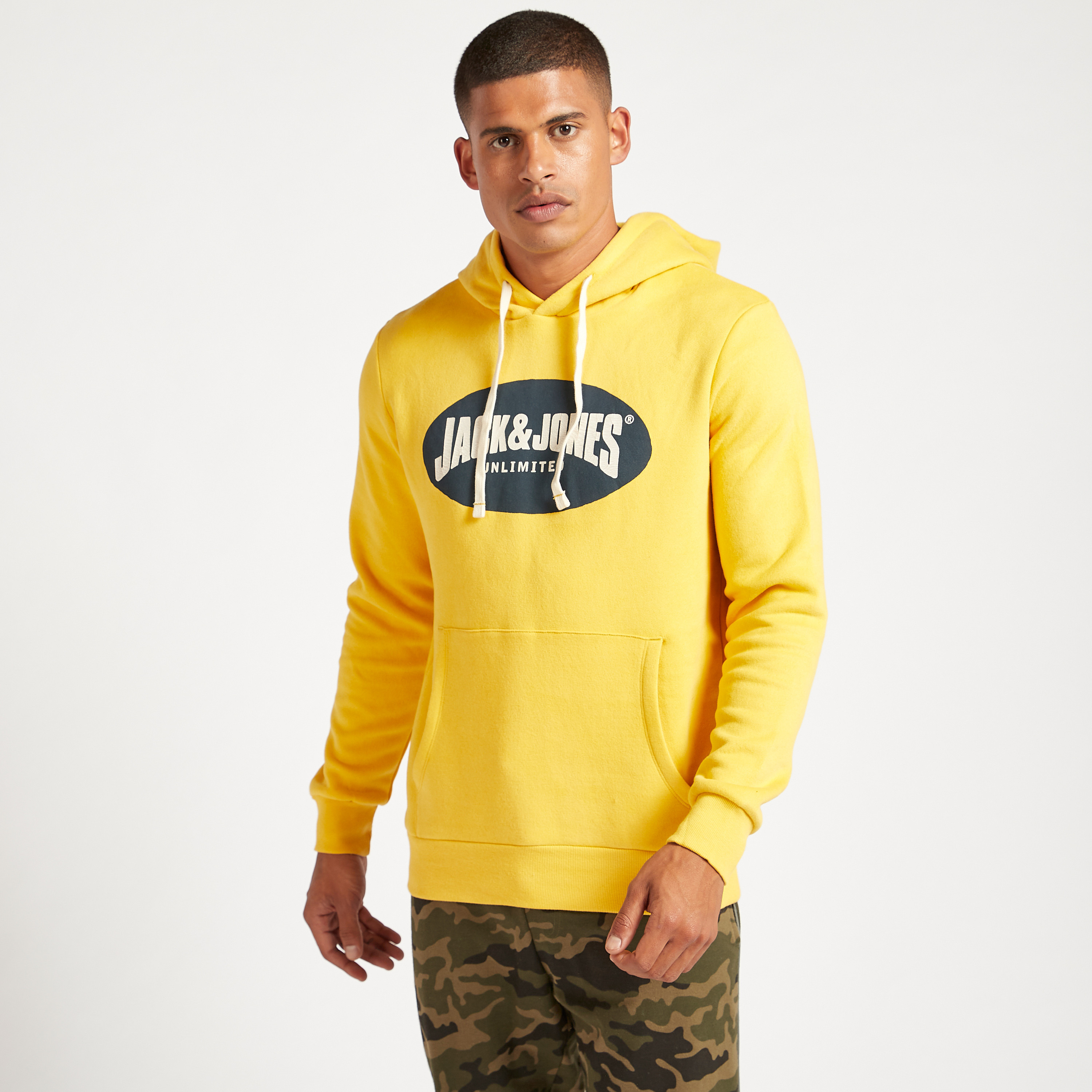 هودي بأكمام طويلة وجيب كنغر وطبعات من جاك & جونز-men-winterwear-hoodiesandsweatshirts-image-8