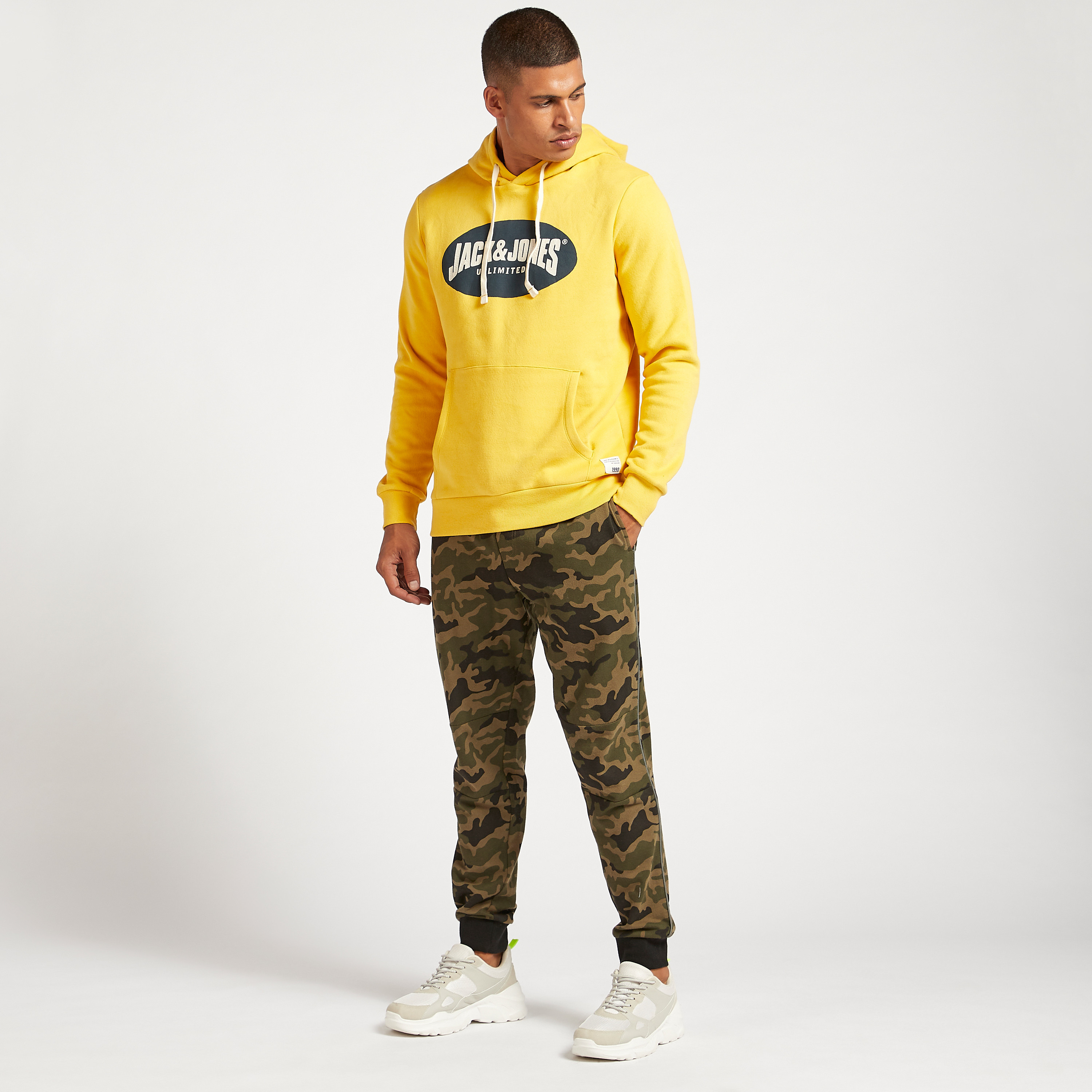 هودي بأكمام طويلة وجيب كنغر وطبعات من جاك & جونز-men-winterwear-hoodiesandsweatshirts-image-9