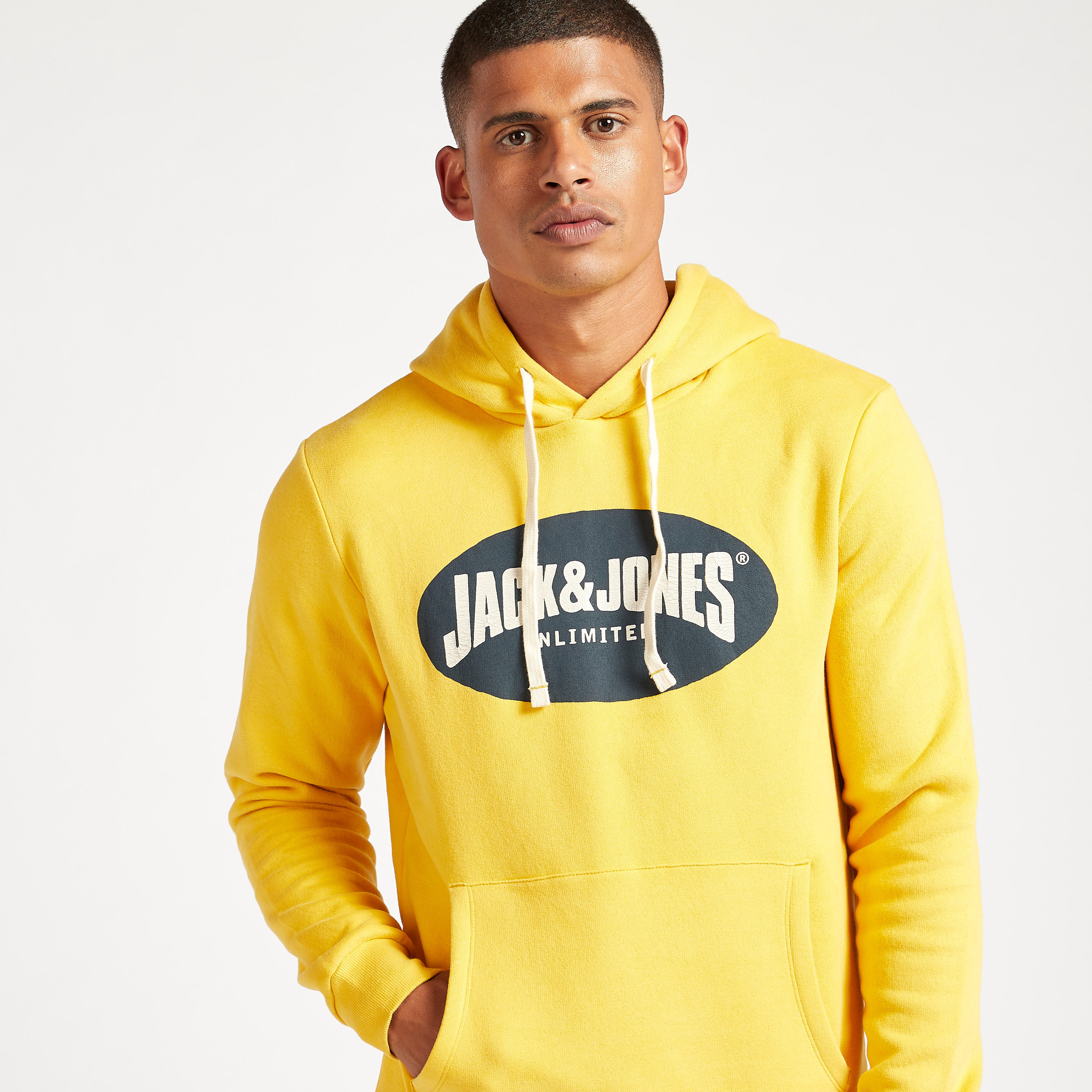 هودي بأكمام طويلة وجيب كنغر وطبعات من جاك & جونز-men-winterwear-hoodiesandsweatshirts-image-10