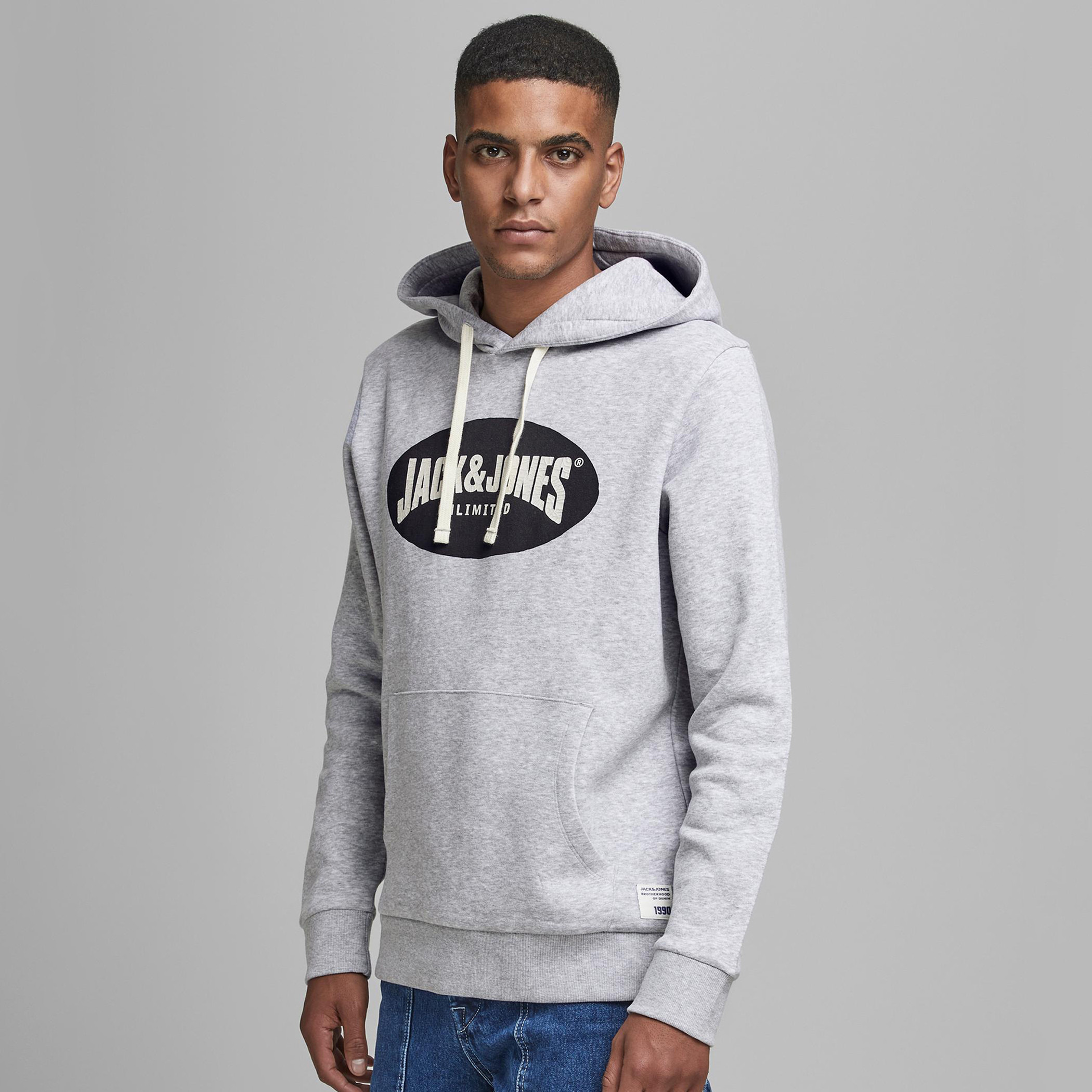 هودي بأكمام طويلة وجيب كنغر وطبعات من جاك & جونز-men-winterwear-hoodiesandsweatshirts-image-1