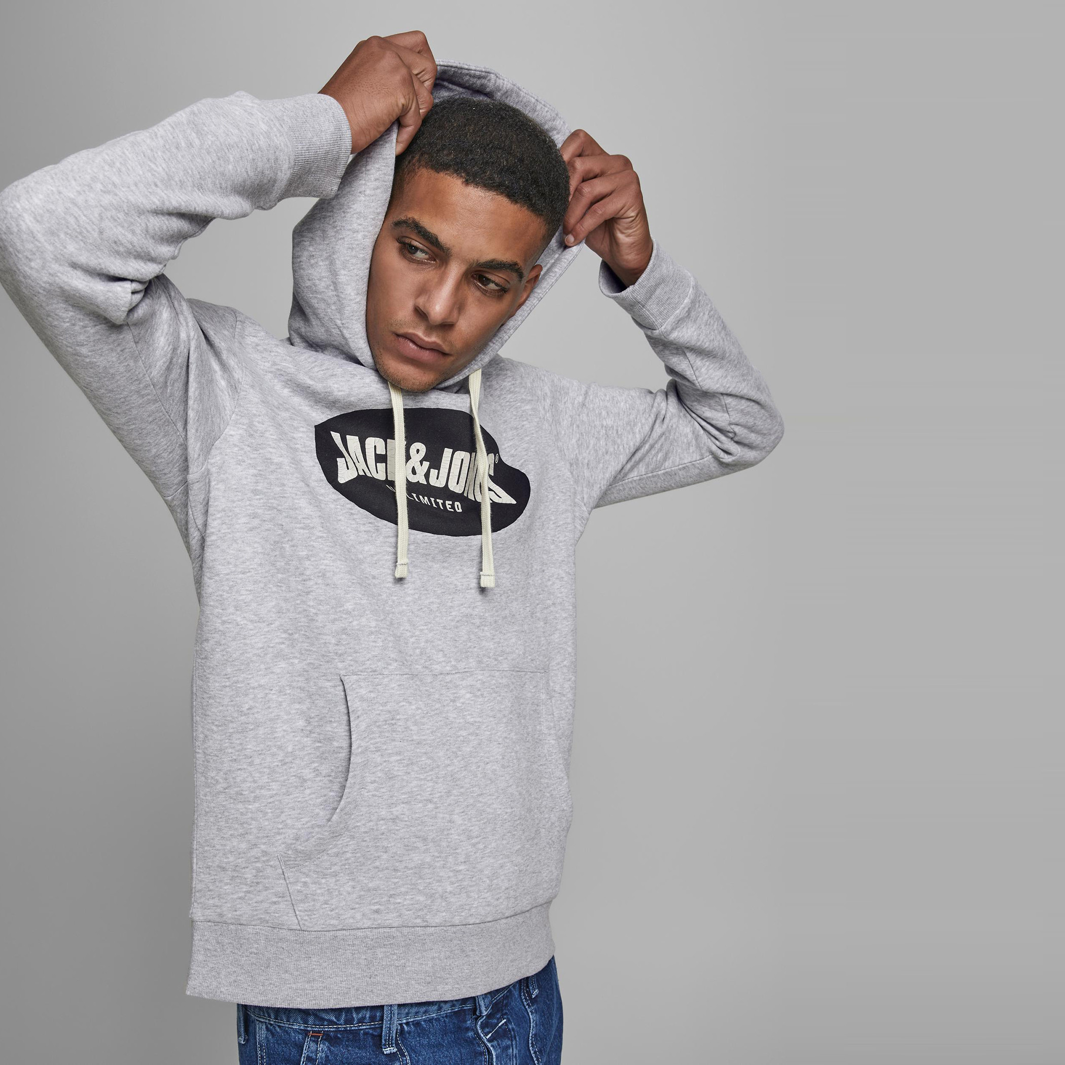 هودي بأكمام طويلة وجيب كنغر وطبعات من جاك & جونز-men-winterwear-hoodiesandsweatshirts-image-4