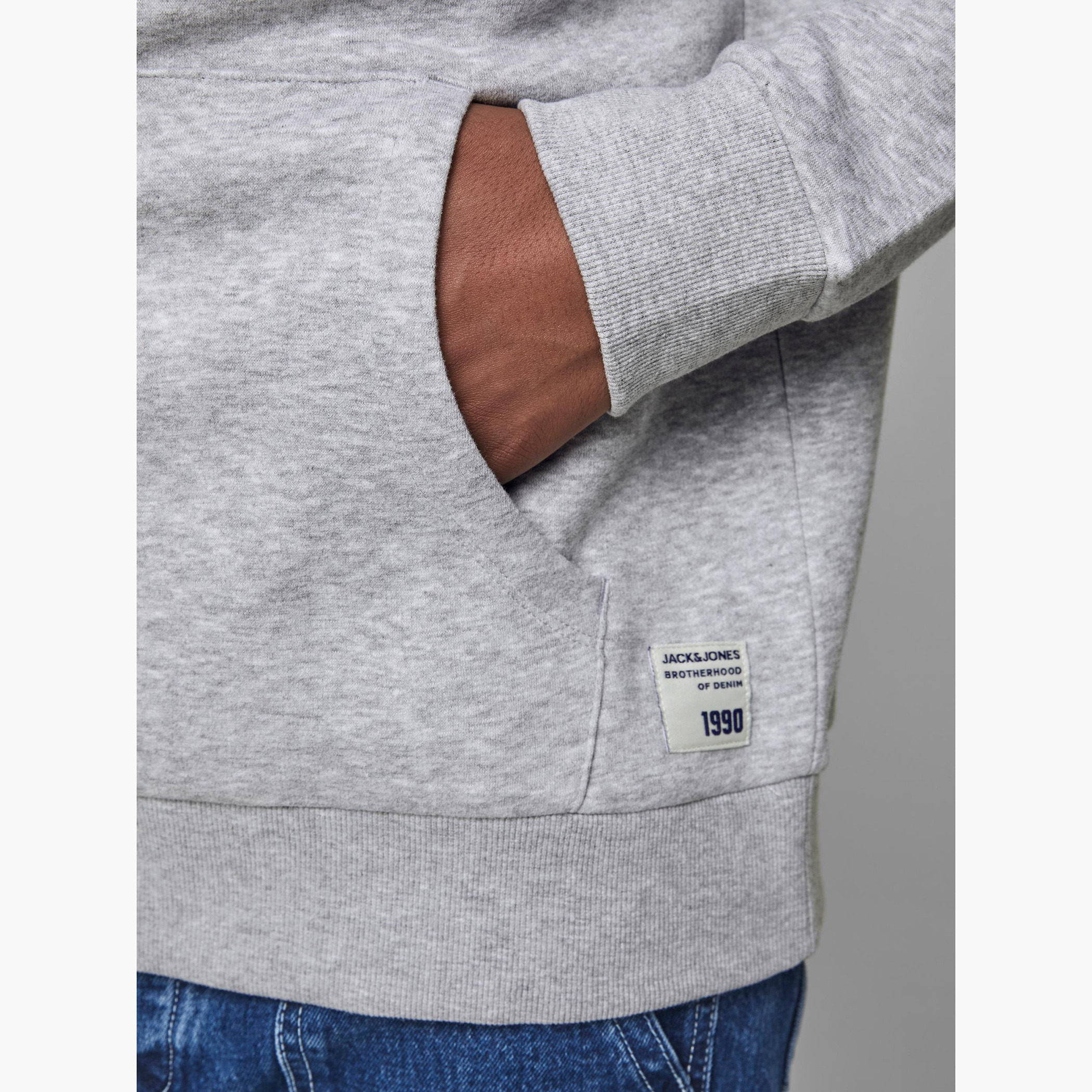 هودي بأكمام طويلة وجيب كنغر وطبعات من جاك & جونز-men-winterwear-hoodiesandsweatshirts-image-5
