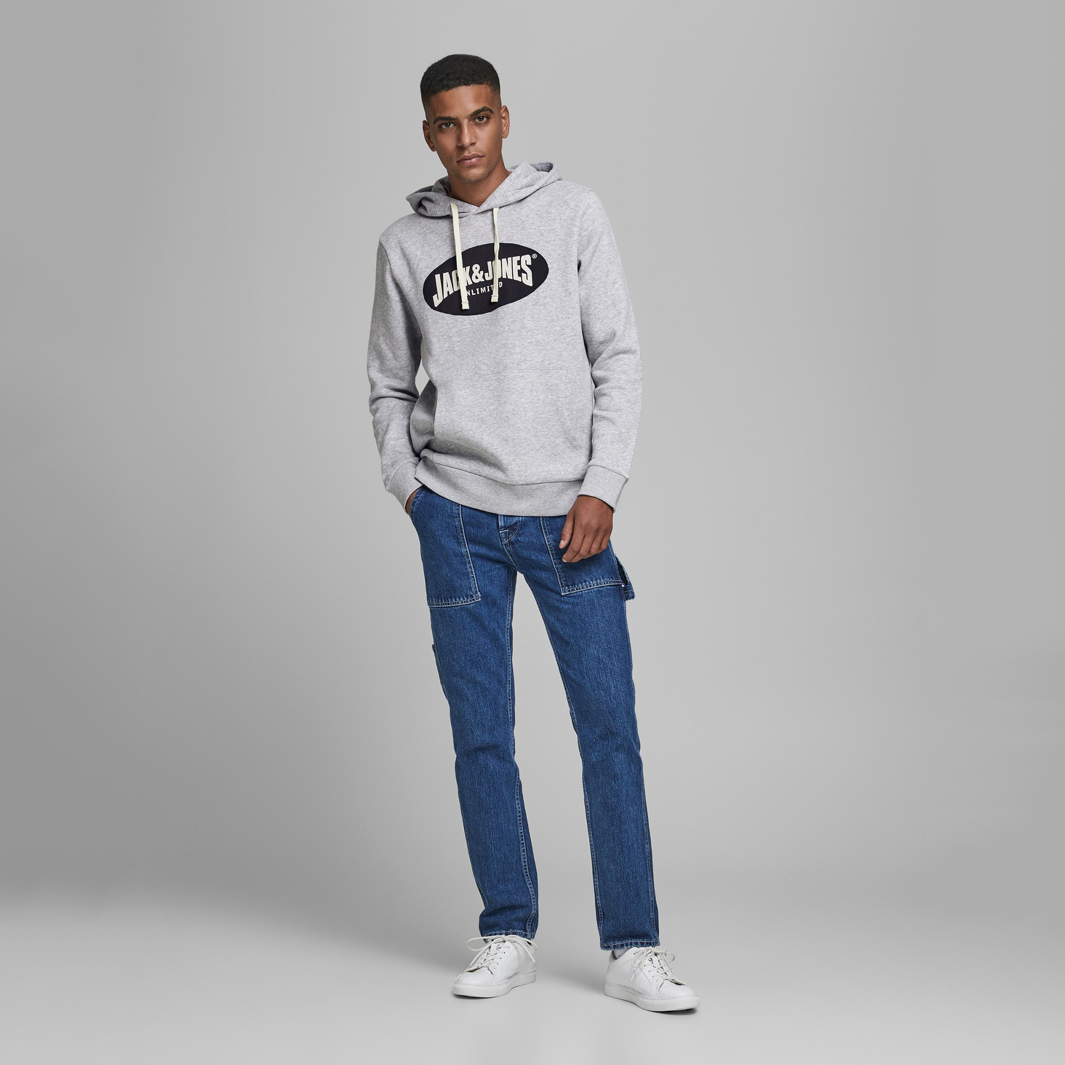 هودي بأكمام طويلة وجيب كنغر وطبعات من جاك & جونز-men-winterwear-hoodiesandsweatshirts-image-6