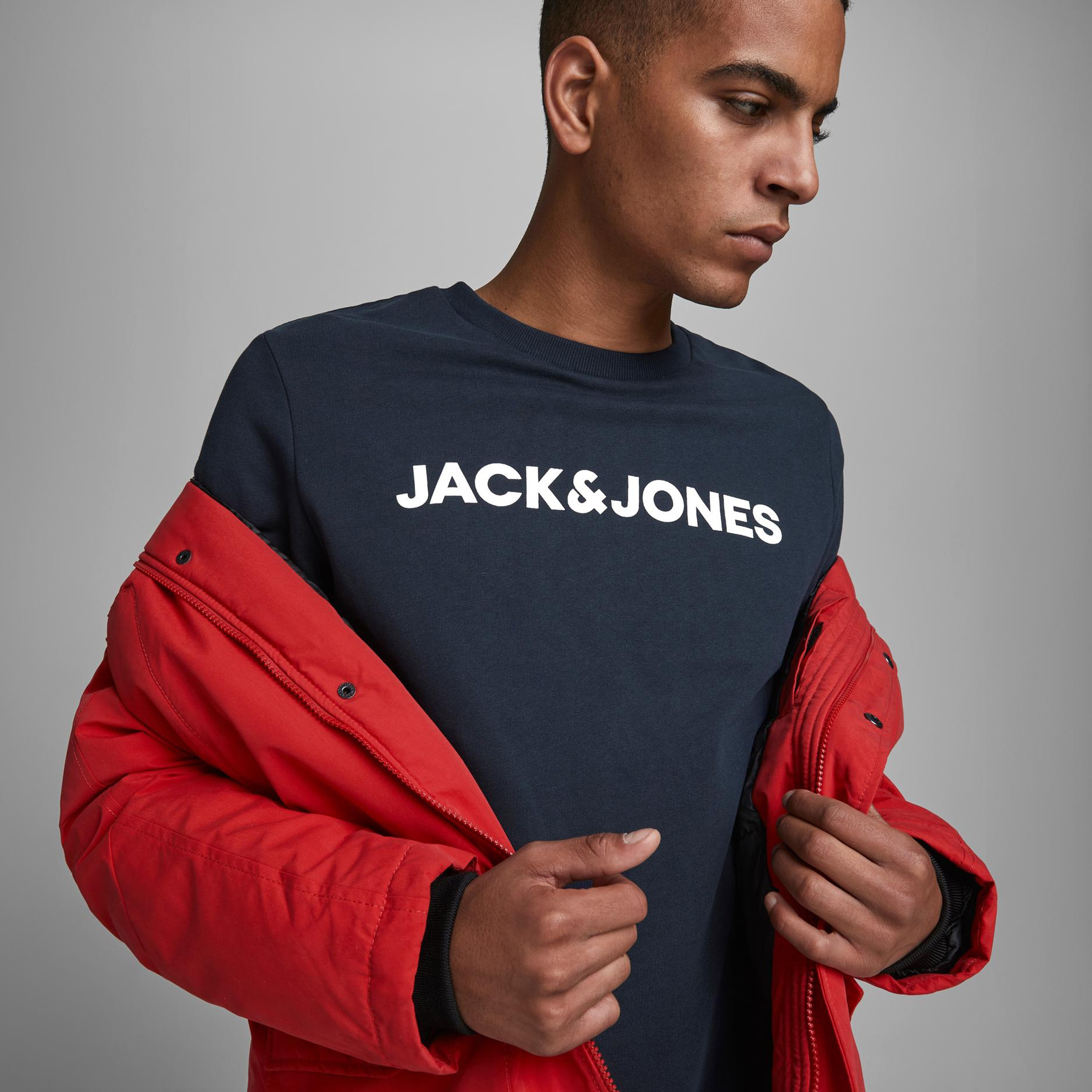 سويت شيرت من جاك آند جونز مطبوع بأكمام طويلة وياقة مستديرة-men-winterwear-hoodiesandsweatshirts-image-7