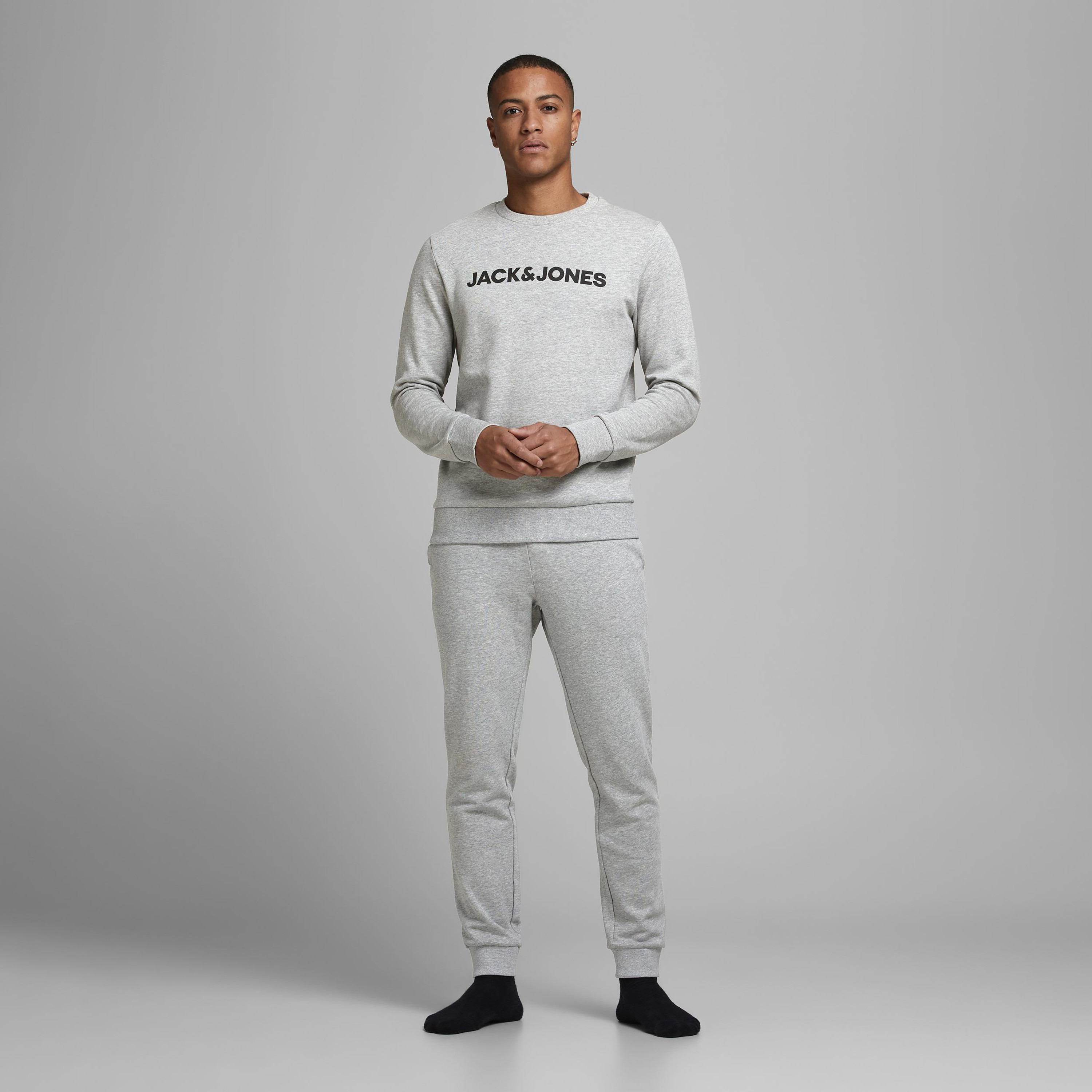سويت شيرت من جاك آند جونز مطبوع بأكمام طويلة وياقة مستديرة-men-winterwear-hoodiesandsweatshirts-image-9