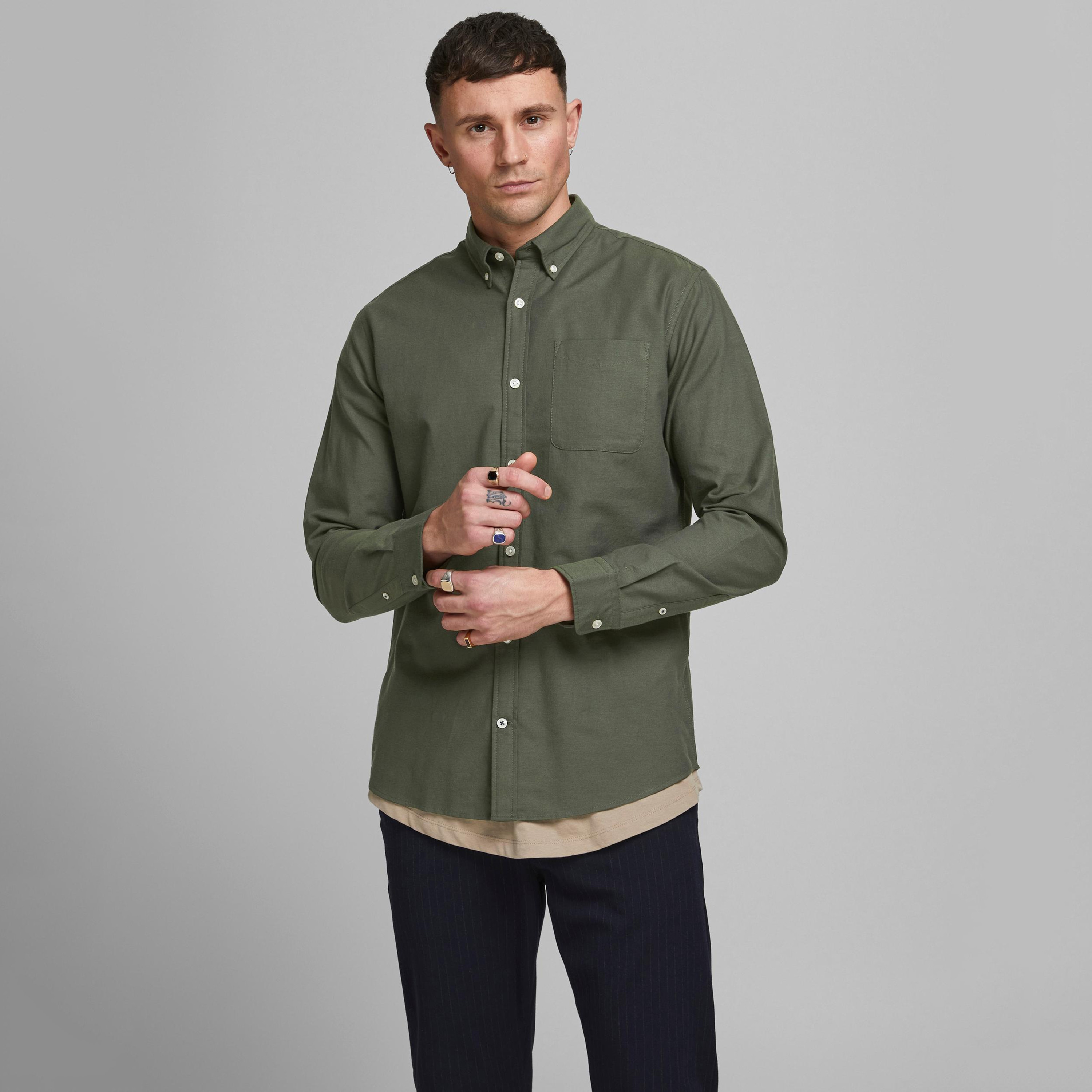 قميص بياقة سفلية مع أزرار وأكمام طويلة سادة من جاك آند جونز-men-clothing-shirts-image-9