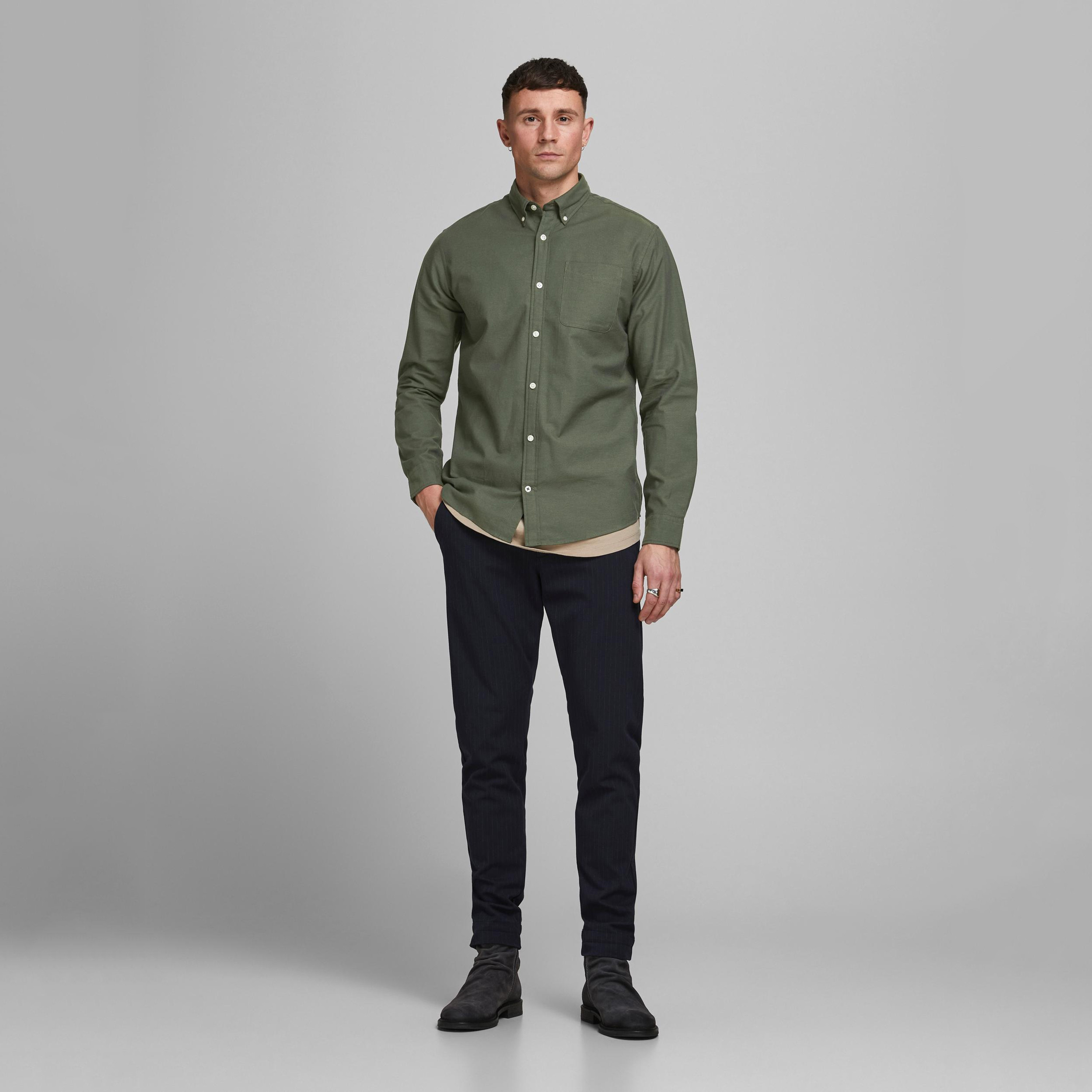 قميص بياقة سفلية مع أزرار وأكمام طويلة سادة من جاك آند جونز-men-clothing-shirts-image-10