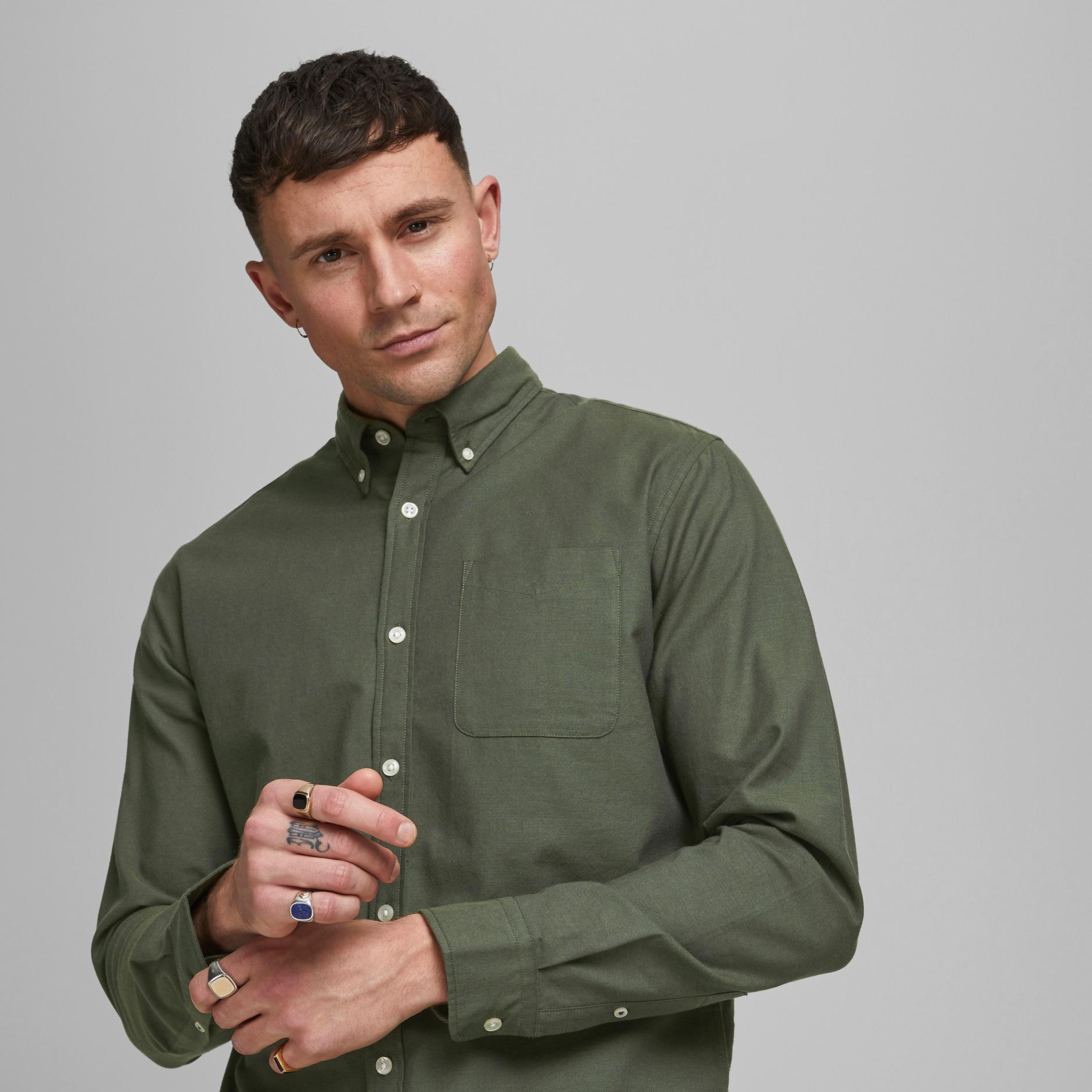 قميص بياقة سفلية مع أزرار وأكمام طويلة سادة من جاك آند جونز-men-clothing-shirts-image-11