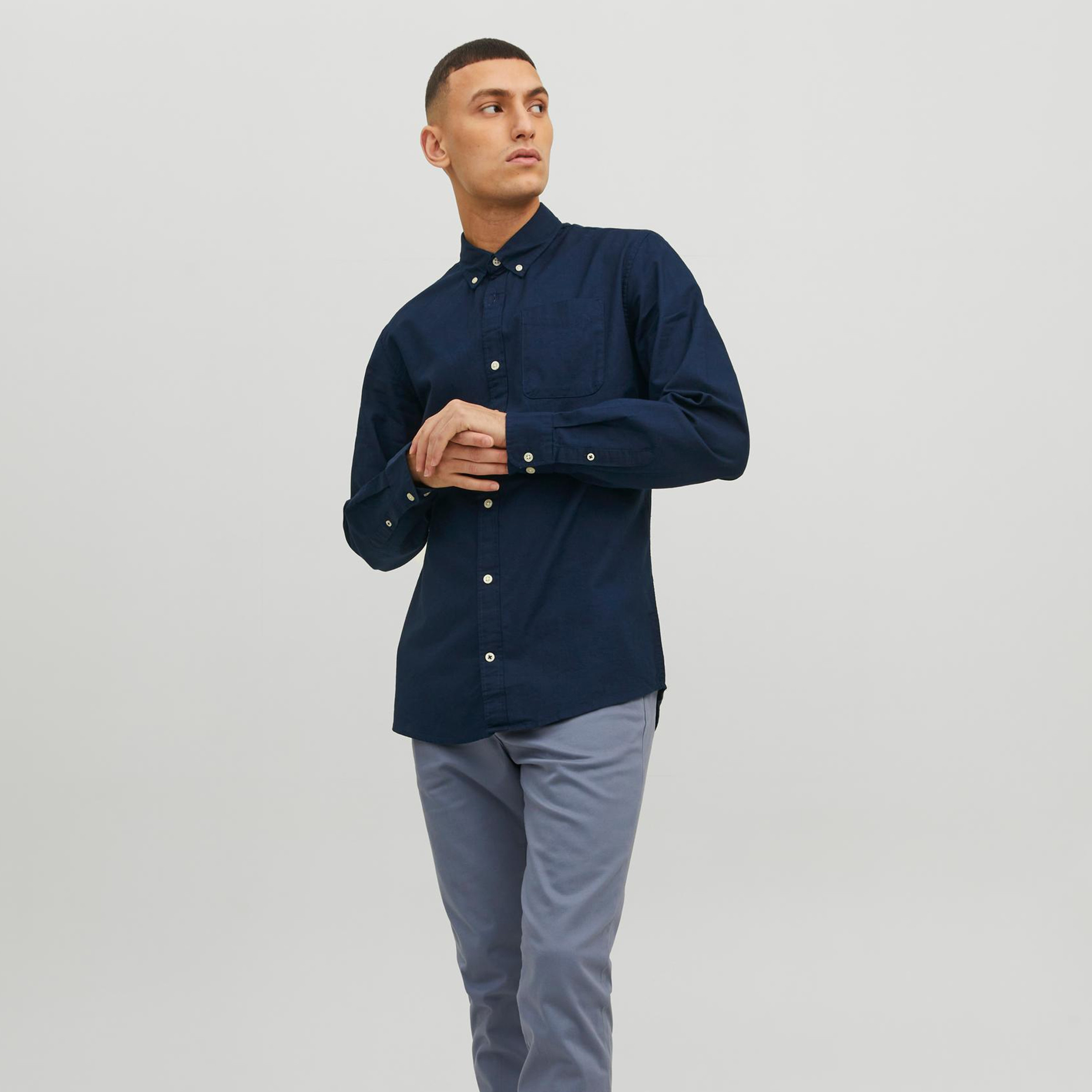 قميص بياقة سفلية مع أزرار وأكمام طويلة سادة من جاك آند جونز-men-clothing-shirts-image-6