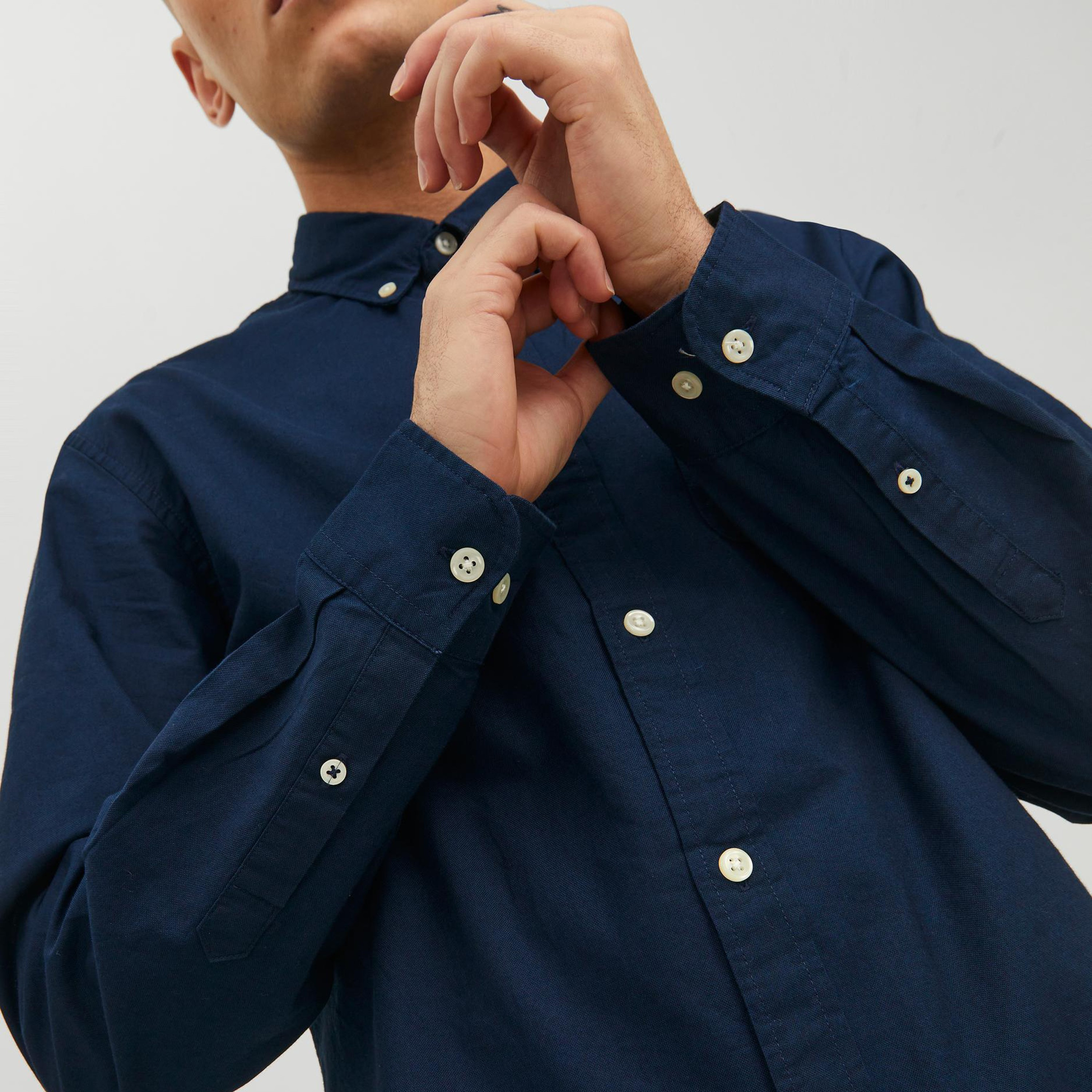قميص بياقة سفلية مع أزرار وأكمام طويلة سادة من جاك آند جونز-men-clothing-shirts-image-7