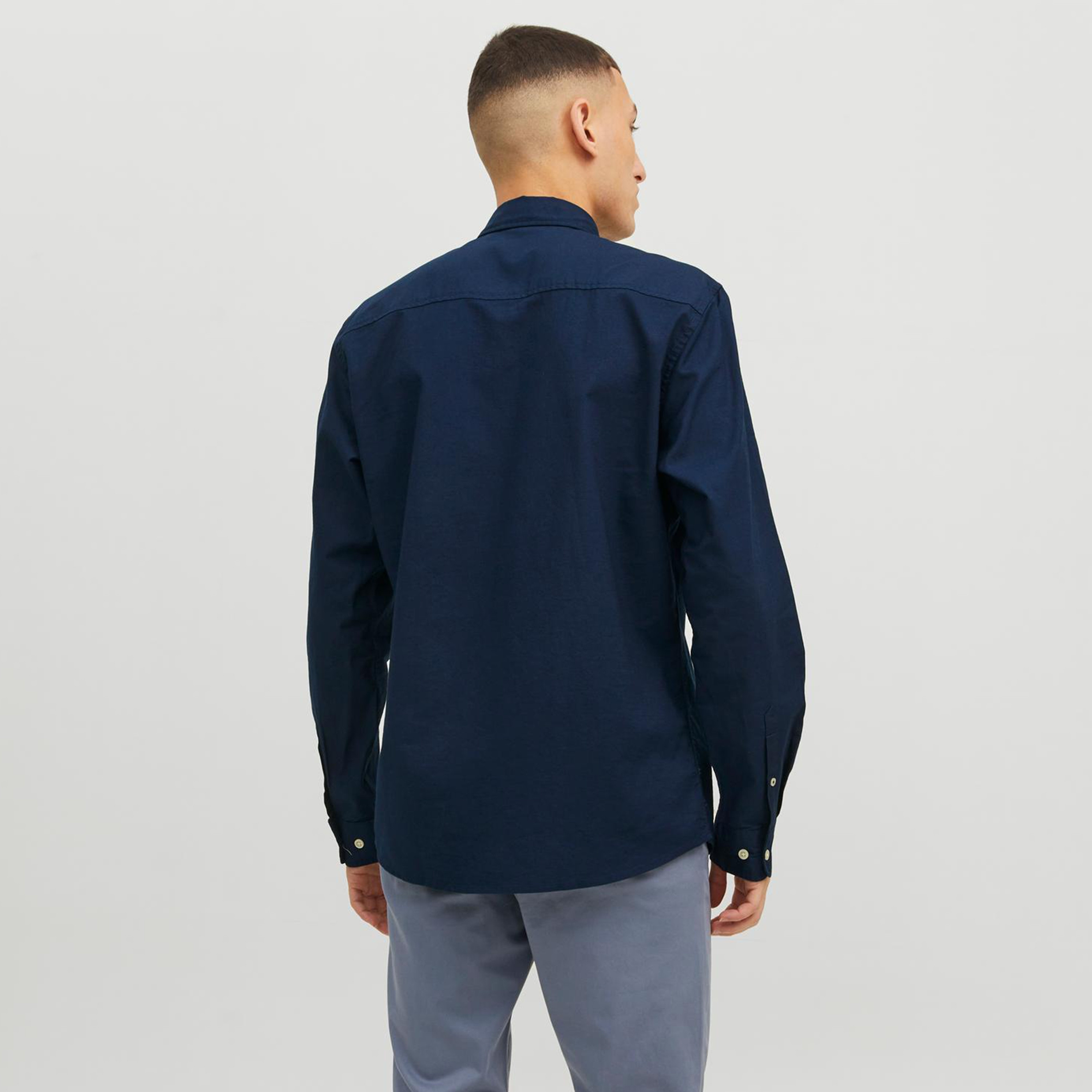 قميص بياقة سفلية مع أزرار وأكمام طويلة سادة من جاك آند جونز-men-clothing-shirts-image-8