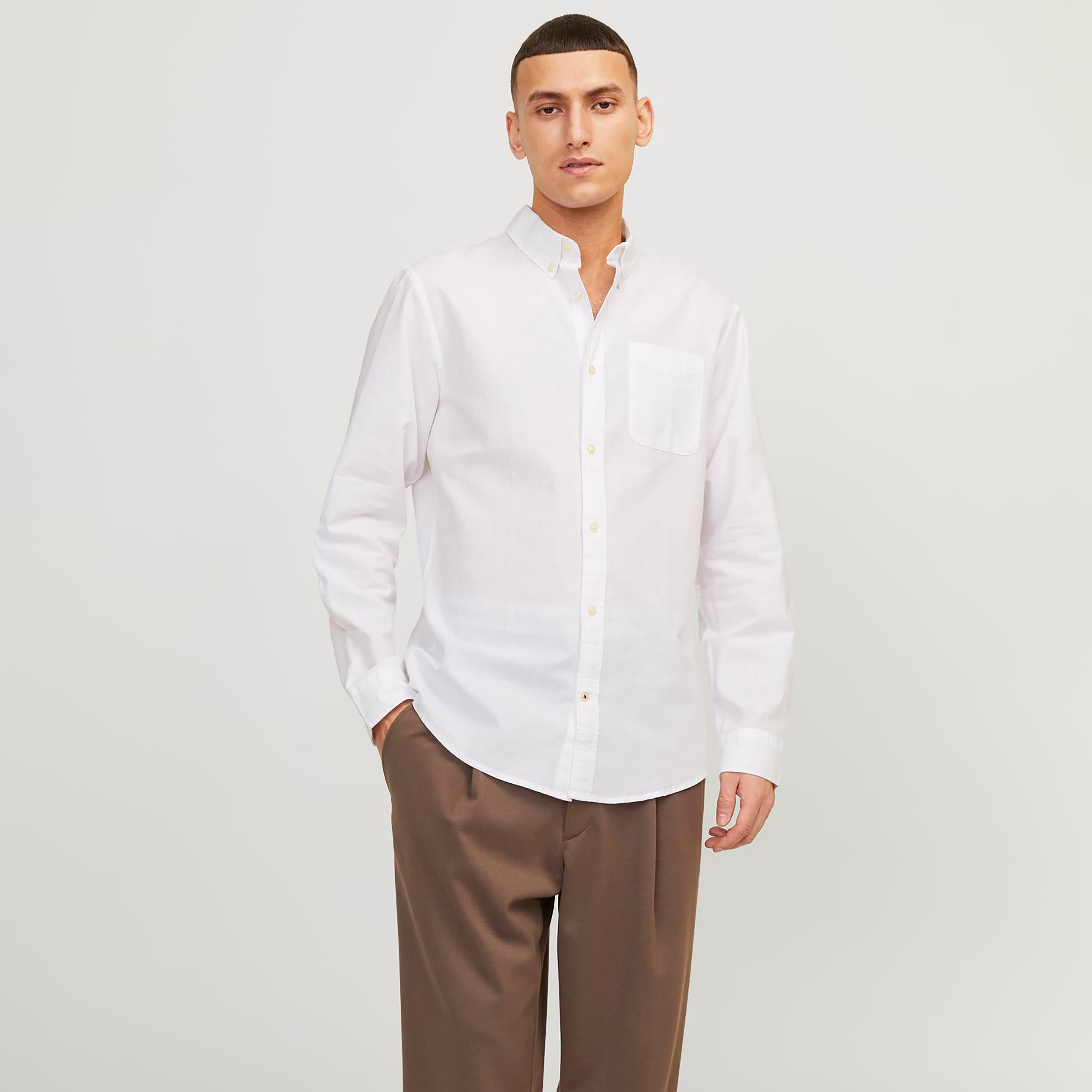 قميص رجالي مريح بياقة سادة وأكمام طويلة من جاك اند جونز-men-clothing-shirts-image-1