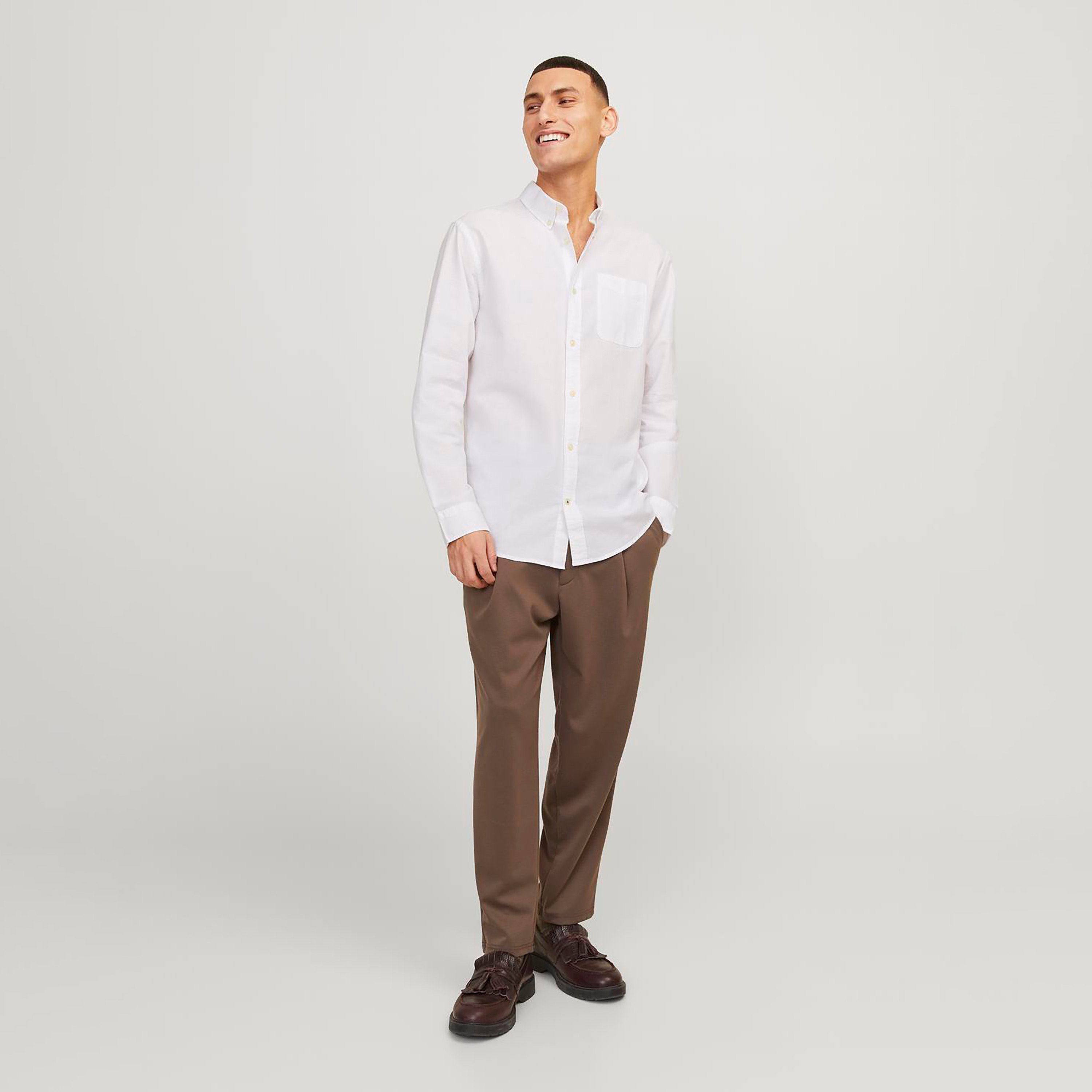 قميص رجالي مريح بياقة سادة وأكمام طويلة من جاك اند جونز-men-clothing-shirts-image-2
