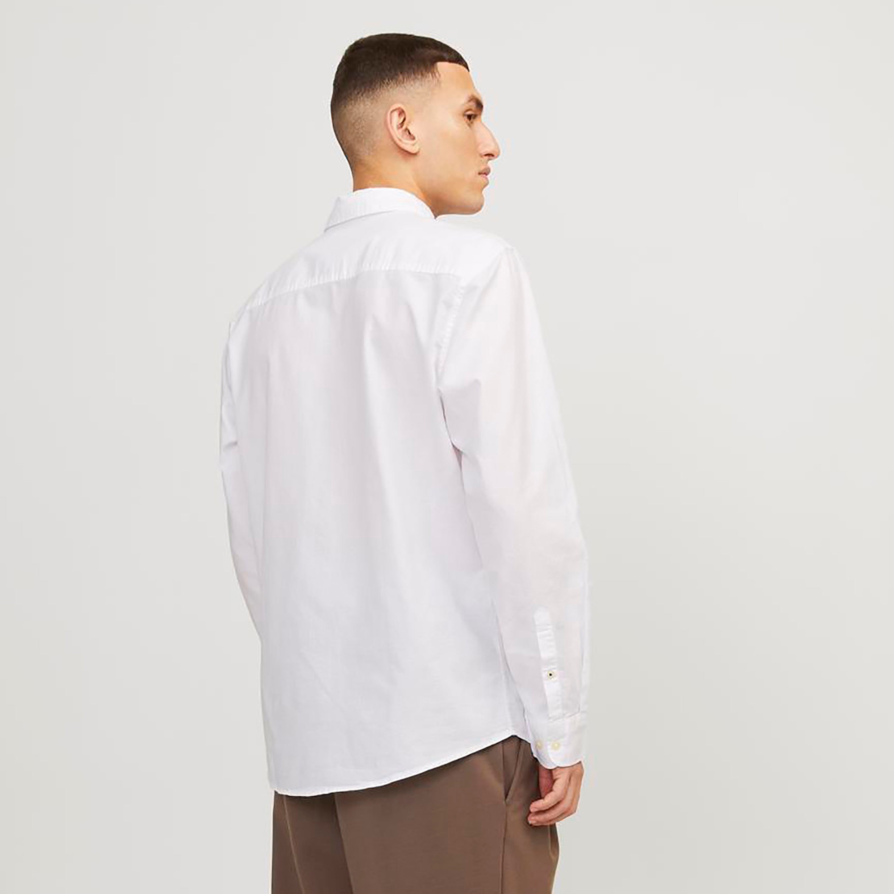 قميص رجالي مريح بياقة سادة وأكمام طويلة من جاك اند جونز-men-clothing-shirts-image-4